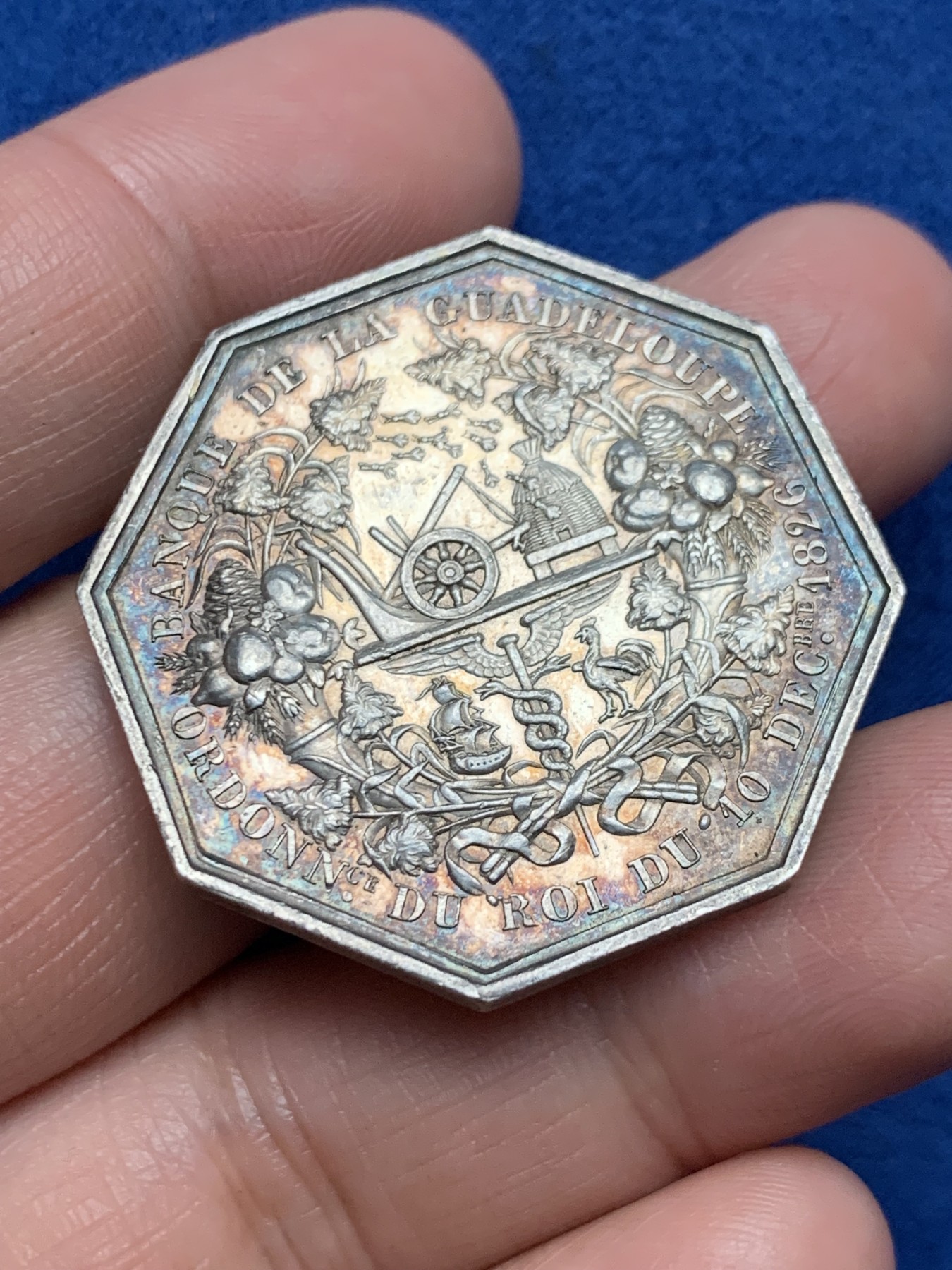 《竞宝斋》第250场-周日，周一 ，周二3场连拍 (全场包邮) 法国海外省份瓜德鲁普银行八角银代币，背面细节丰富，五彩环绕，非常罕见的八角，17.69g，35.7mm，早期无边铭