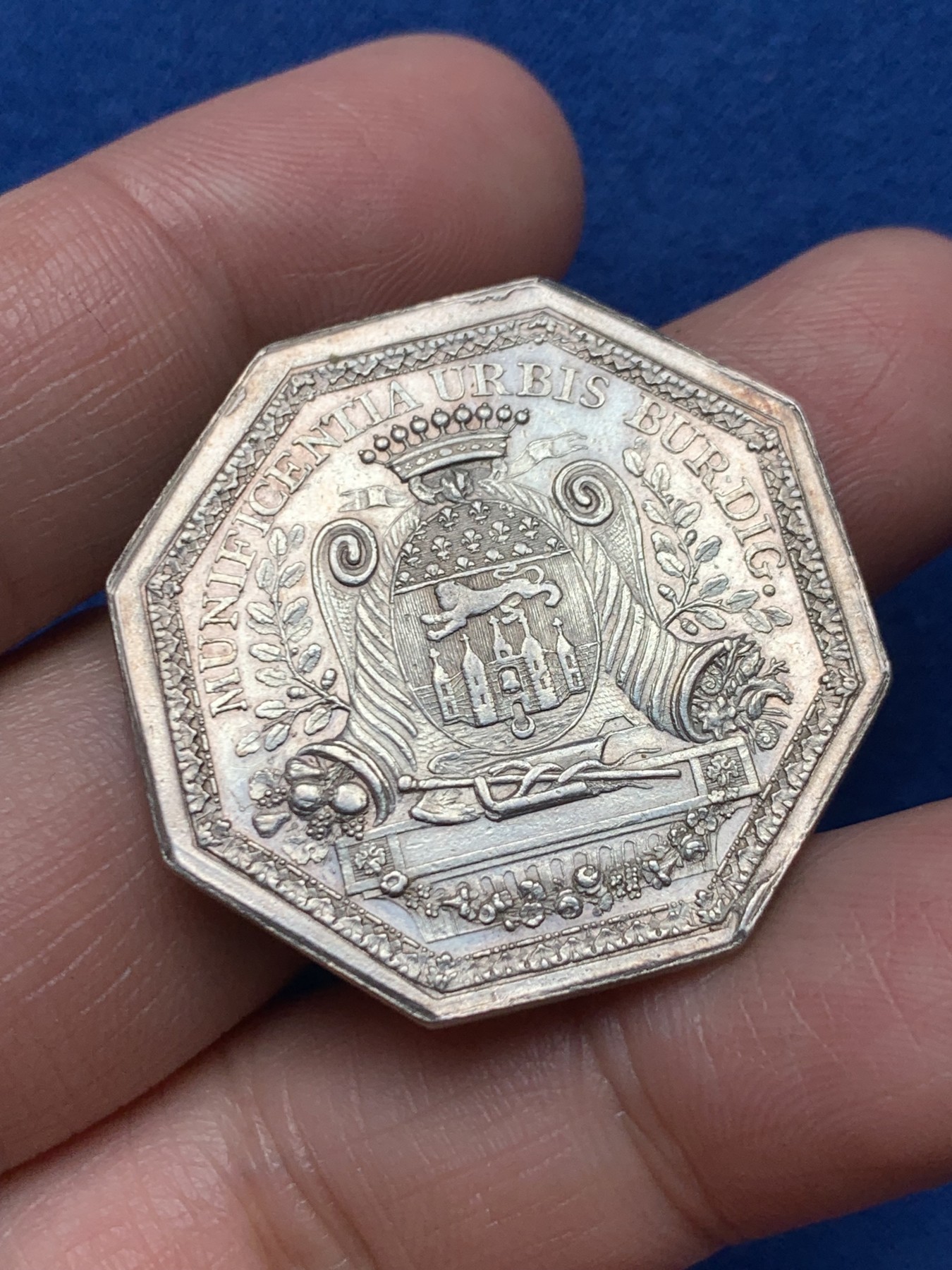 《竞宝斋》第250场-周日，周一 ，周二3场连拍 (全场包邮) 法国十八世纪路易十六波尔多市八角银jeton，16.65g，34mm，早期无边铭