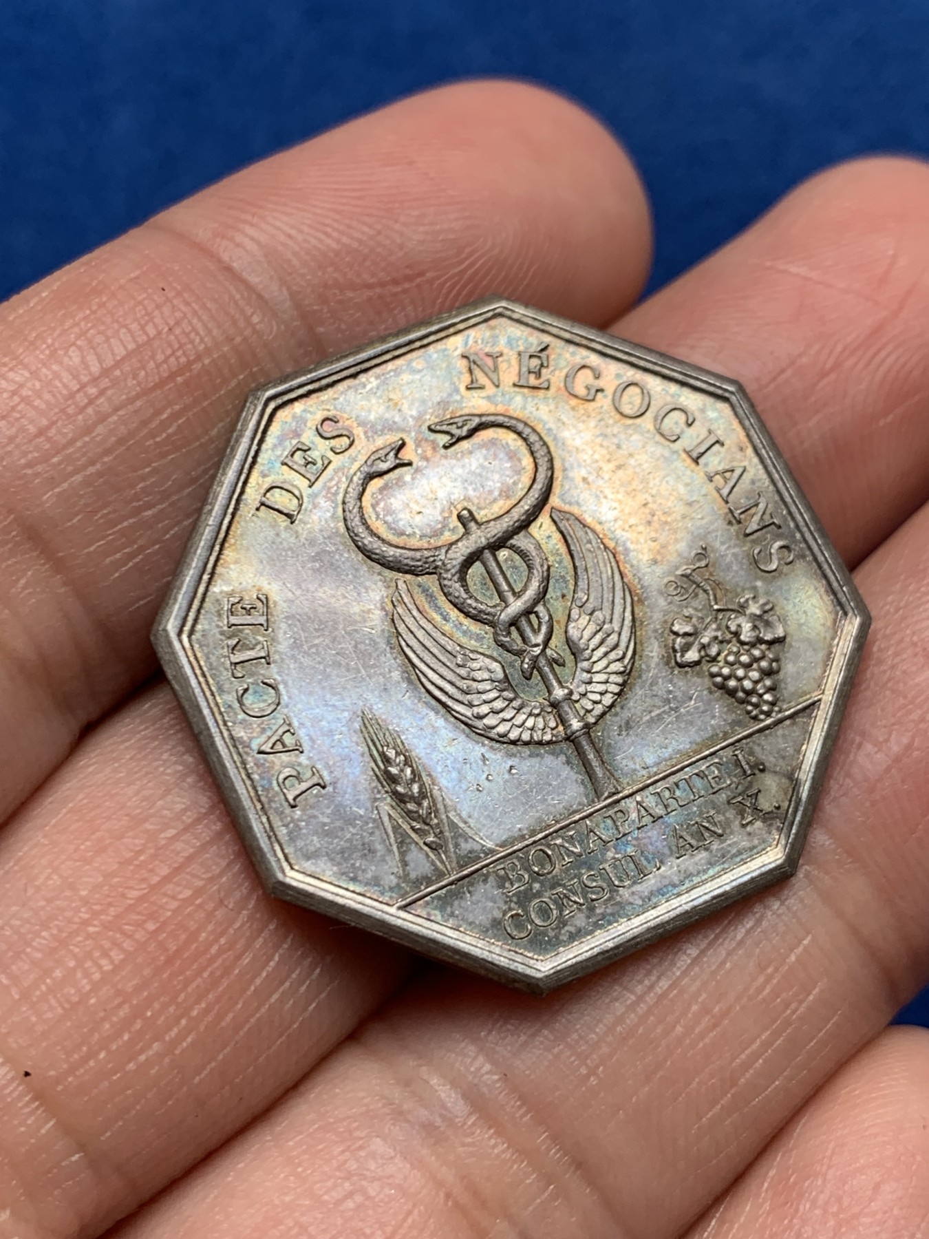 《竞宝斋》第250场-周日，周一 ，周二3场连拍 (全场包邮) 法国八角银质代币，根据波拿巴贸易协定设立的帝国商业柜台，早期无边铭，蛇鳞清晰，对这款来说此品相已属难得，13.53g，30.5mm