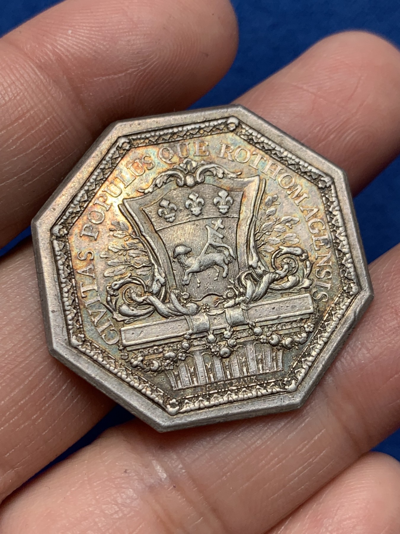 《竞宝斋》第250场-周日，周一 ，周二3场连拍 (全场包邮) 法国1779年带有鲁昂市市长Nicolas-Antoine Bigot纹章的八角银质代币，16.39g，34.2mm，早期无边铭