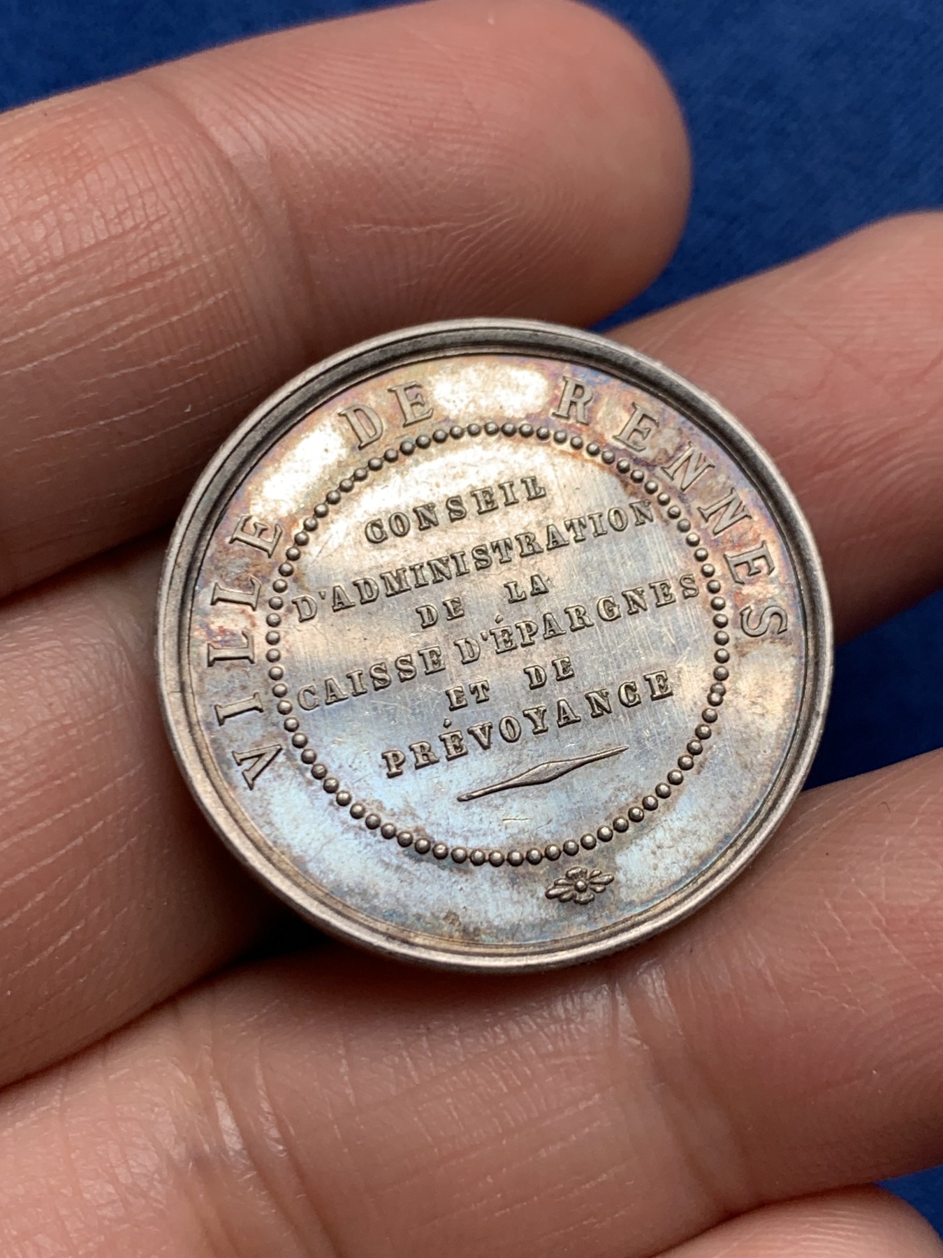 《竞宝斋》第250场-周日，周一 ，周二3场连拍 (全场包邮) 法国布列塔尼雷恩储蓄银行银质代币，双狗和貂，9.94g，28mm，蜜蜂边铭，小巧精致