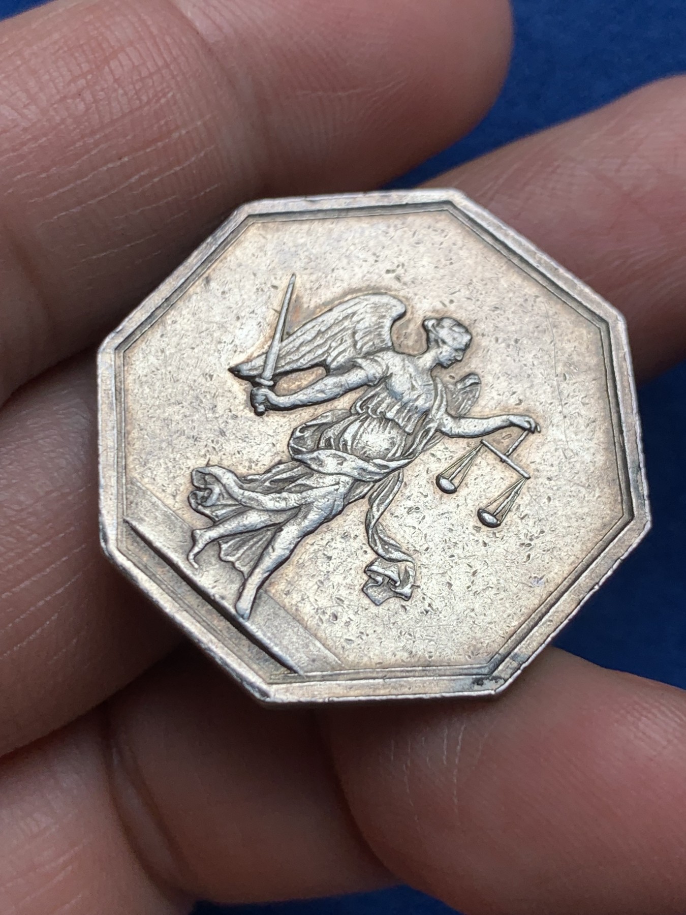 《竞宝斋》第250场-周日，周一 ，周二3场连拍 (全场包邮) 法国法律和法警听证会八角银质代币，12.19g，30.3mm，早期无边铭