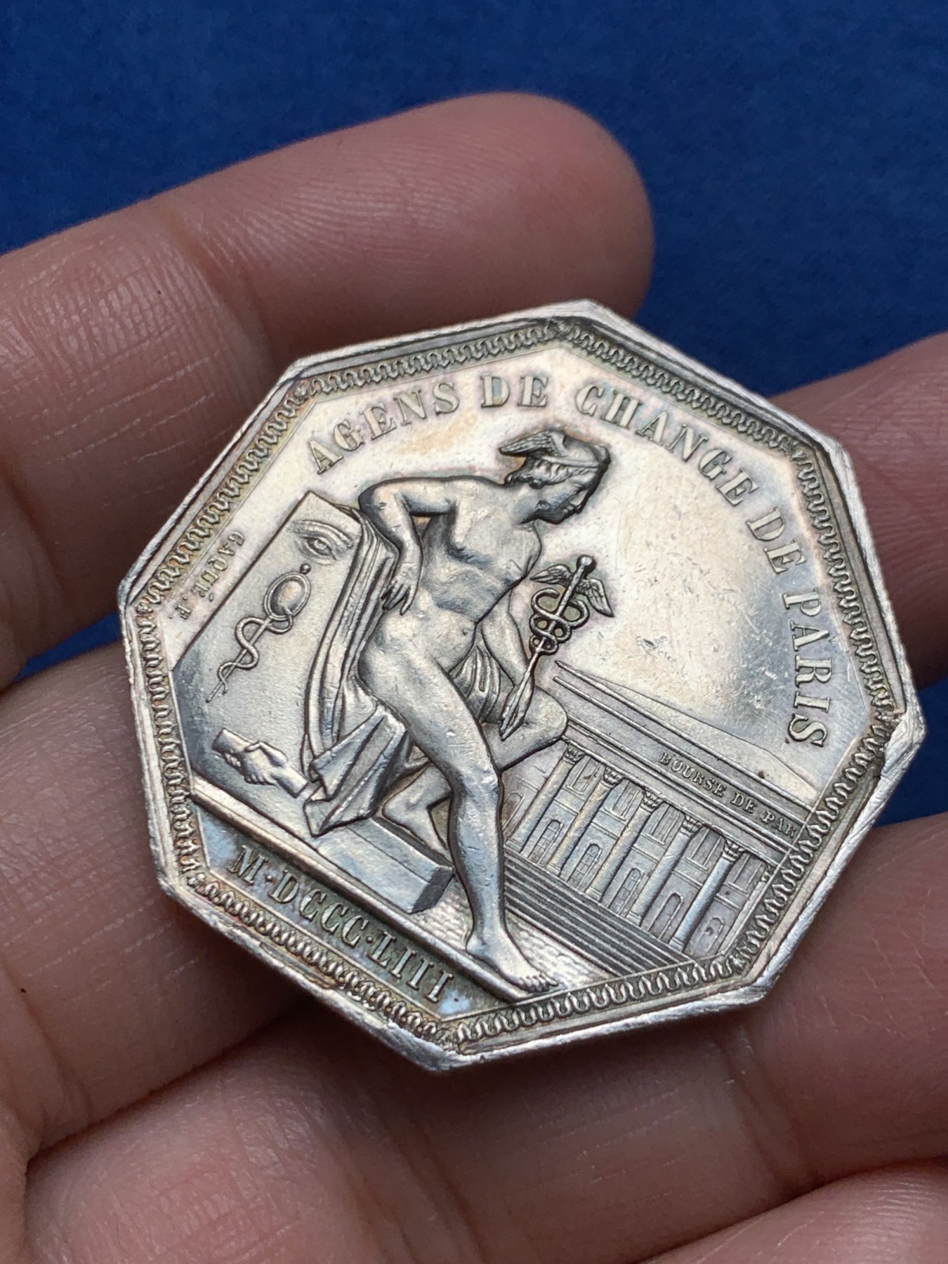 《竞宝斋》第250场-周日，周一 ，周二3场连拍 (全场包邮) 法国1853年拿破仑三世巴黎股票证券交易所八角银质代币，商业之神墨丘利在交易所建筑前，22.71g，36.8mm，蜜蜂边铭