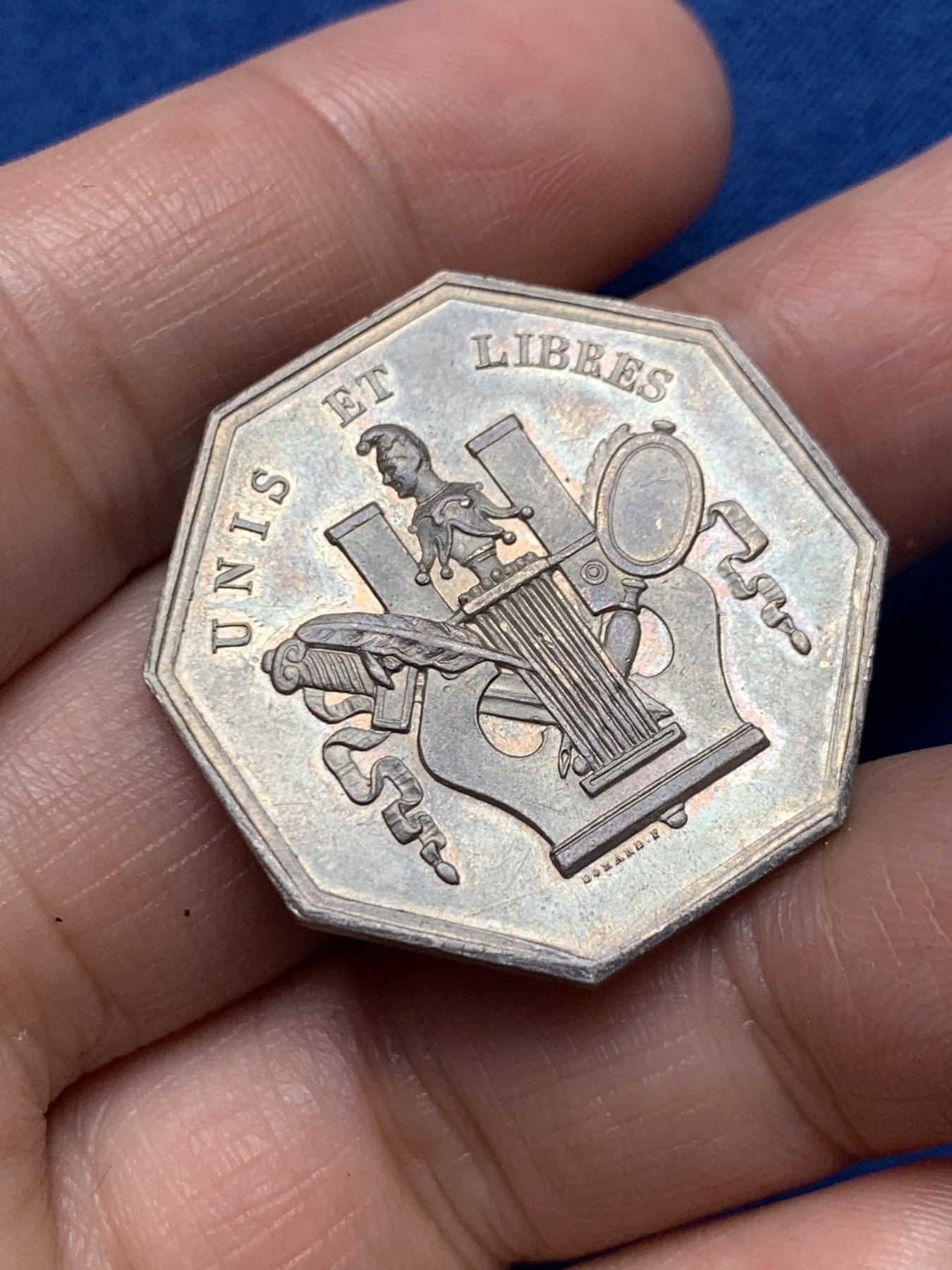 《竞宝斋》第250场-周日，周一 ，周二3场连拍 (全场包邮) 法国戏剧作家联盟委员会八角银质jeton，13.39g，31mm，油灯边铭