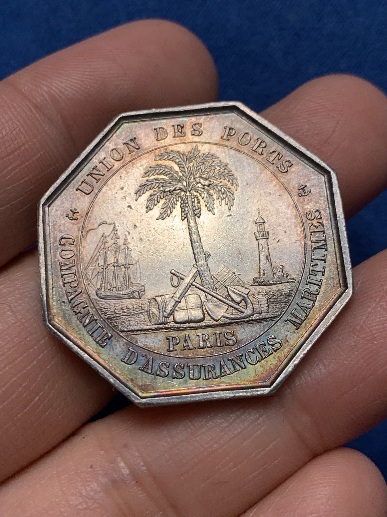 《竞宝斋》第250场-周日，周一 ，周二3场连拍 (全场包邮) 法国巴黎海上保险公司八角银质jeton，海边的椰枣树，环彩包浆，19.18g，34.3mm，手指边铭