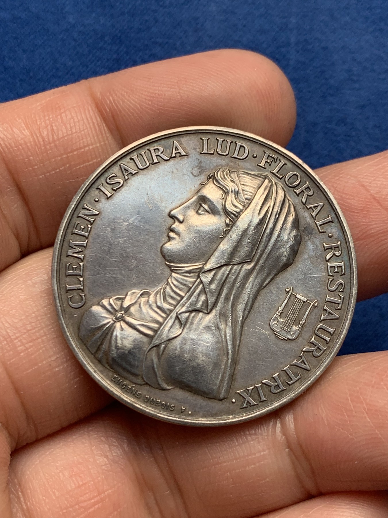 《竞宝斋》第250场-周日，周一 ，周二3场连拍 (全场包邮) 法国图卢兹花卉文学节银质jeton，女诗人克莱蒙·伊索尔，作家雨果于1817年获得该奖，重25.49g，直径35.7mm，丰饶角边铭