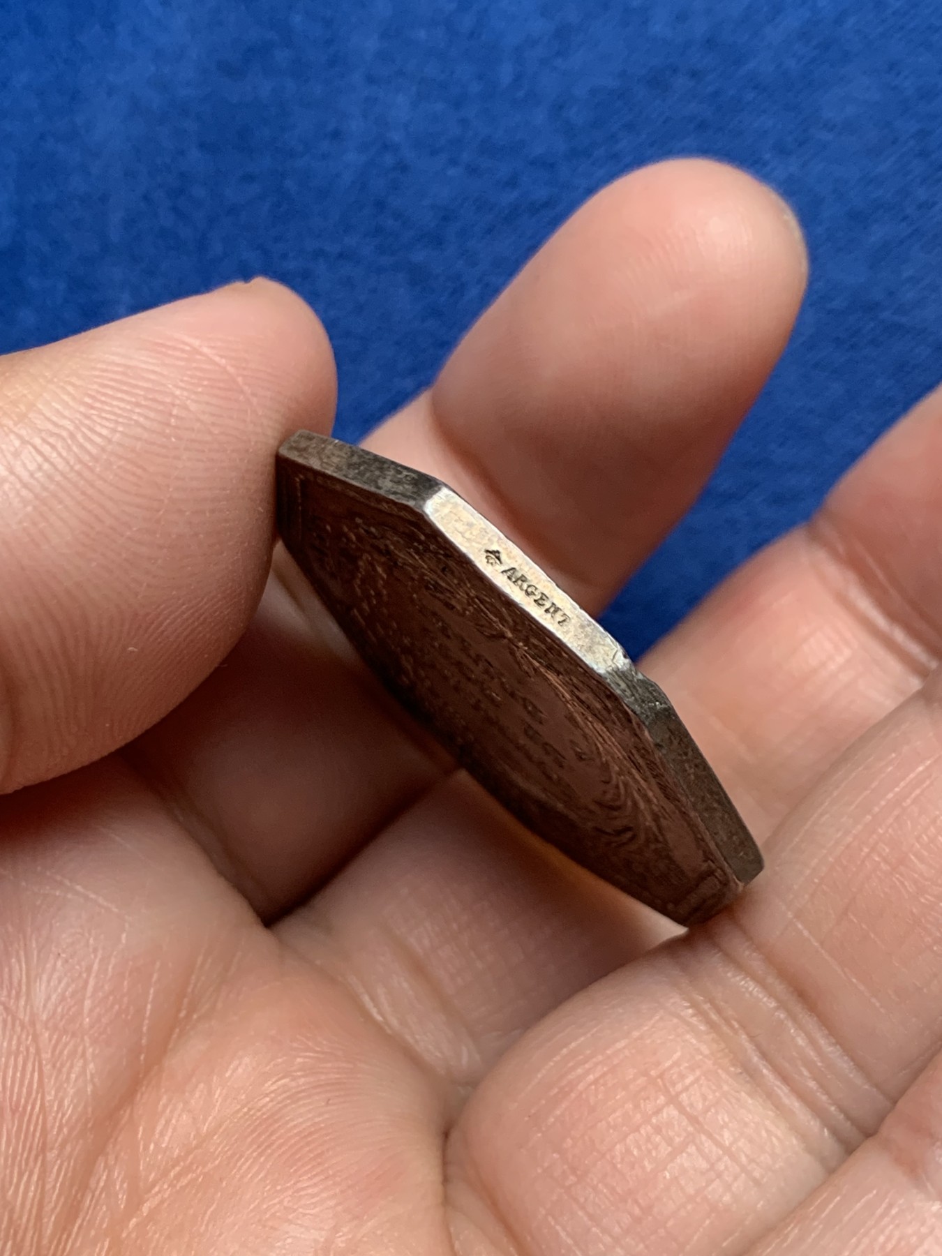 《竞宝斋》第250场-周日，周一 ，周二3场连拍 (全场包邮) 法国伐木协会八角银质代币，15.41g，33.2mm，蜜蜂边铭，角有锉边