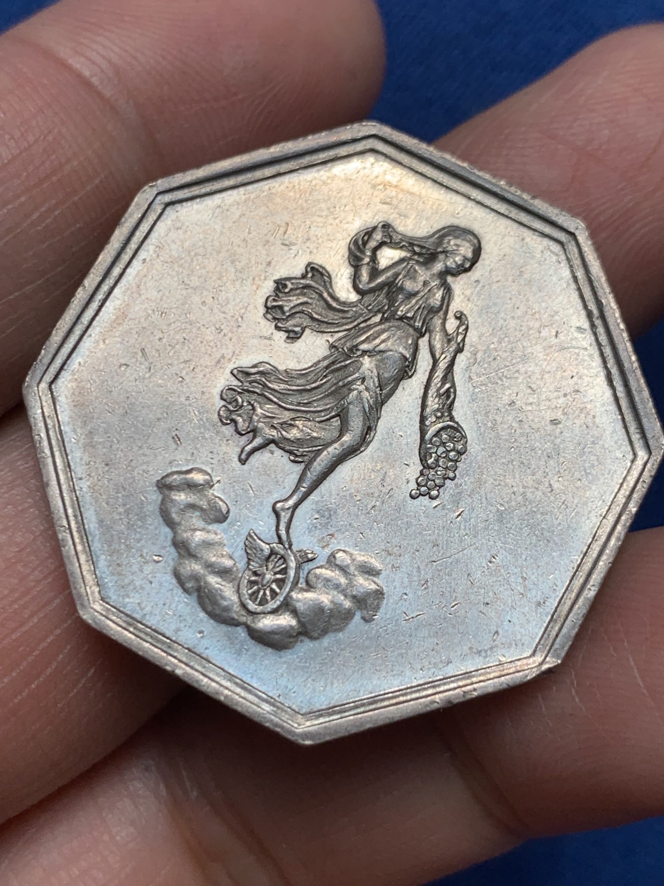 《竞宝斋》第250场-周日，周一 ，周二3场连拍 (全场包邮) 法国勒阿弗尔海上财富保险公司八角银代币，15.59g，34.3mm，1879年继蜜蜂边铭后仅铸一个月的烟斗边铭