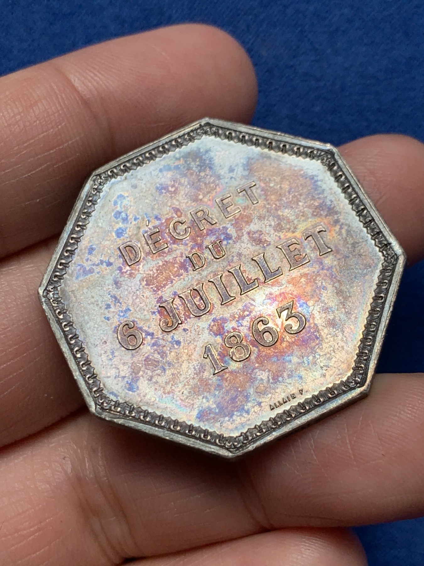 《竞宝斋》第250场-周日，周一 ，周二3场连拍 (全场包邮) 法国1863年存款和活期账户公司八角银代币，和歌剧院建筑八角同公司，21.15g，37.3mm，蜜蜂边铭