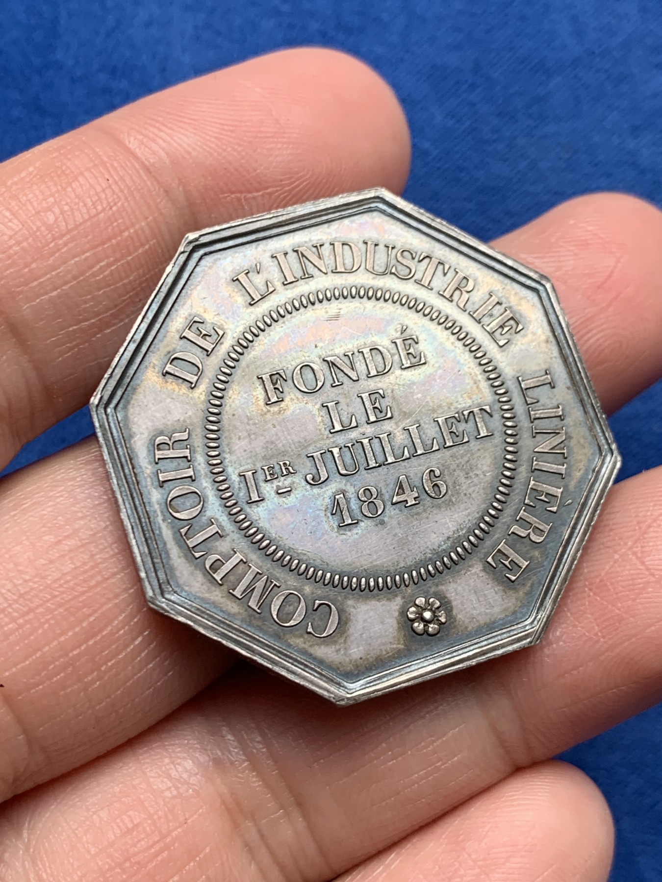 《竞宝斋》第250场-周日，周一 ，周二3场连拍 (全场包邮) 法国八角银质代币，亚麻行业专柜商业公司，19.95g，36.6mm，1860-1879年蜜蜂边铭