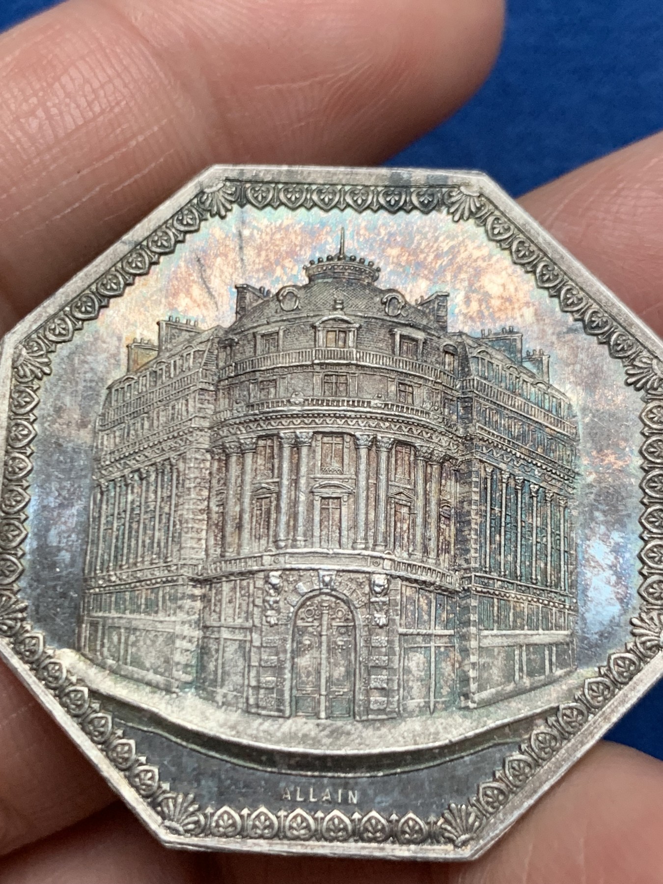 《竞宝斋》第250场-周日，周一 ，周二3场连拍 (全场包邮) 法国1863年存款和活期账户公司八角银代币，巴黎歌剧院建筑，重22.94克，对边直径37.7毫米，蜜蜂边铭，尺寸大，磨损少，好品难得