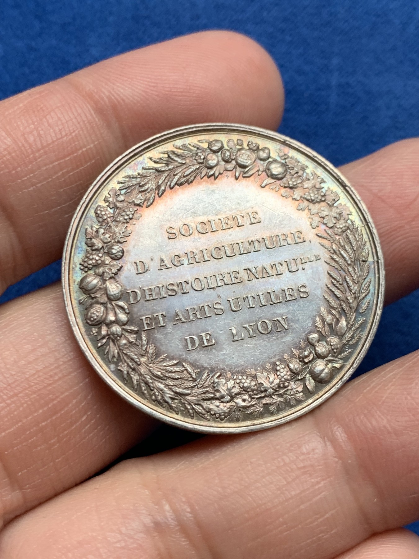 《竞宝斋》第250场-周日，周一 ，周二3场连拍 (全场包邮) 法国1834年里昂农园渔猎协会和自然历史协会银质jeton，化学家让-弗朗索瓦·罗齐尔，14.12g，35mm，手指边铭