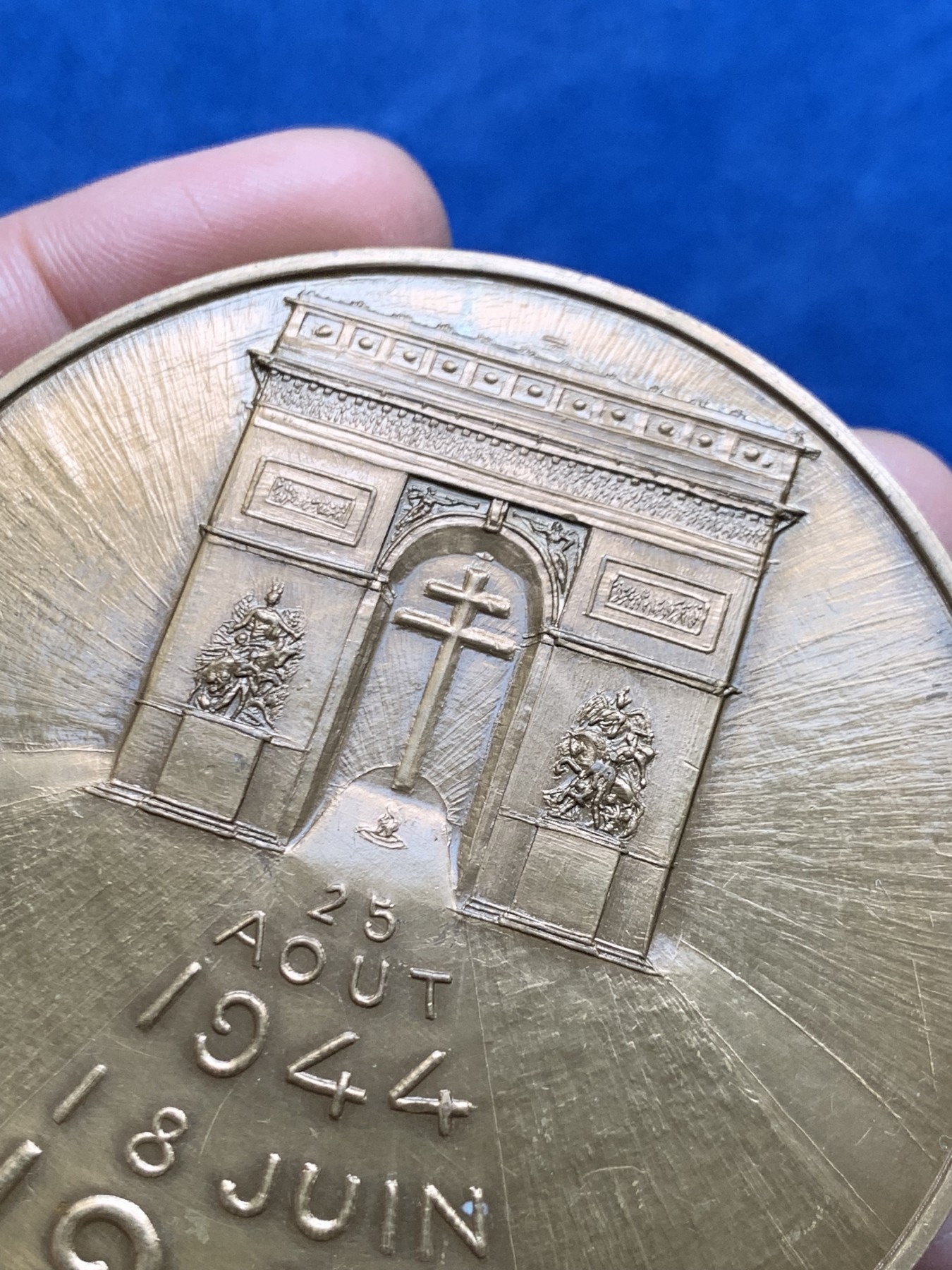 《竞宝斋》第250场-周日，周一 ，周二3场连拍 (全场包邮) 法国1970年戴高乐总统纪念铜章，171.32g，72mm，丰饶角铜标边铭