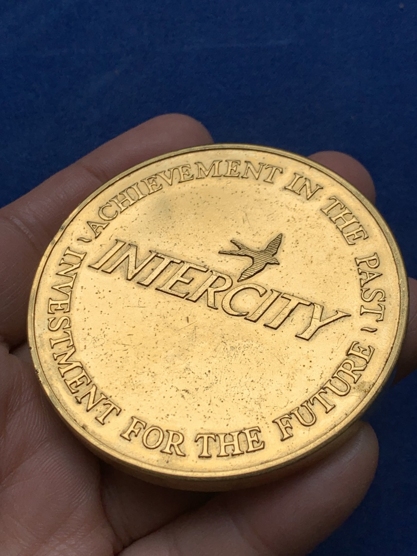 《竞宝斋》第250场-周日，周一 ，周二3场连拍 (全场包邮) 英国1991年伦敦-布里斯托尔城际铁路镀金铜奖章，131.13g，63.2mm，无边铭