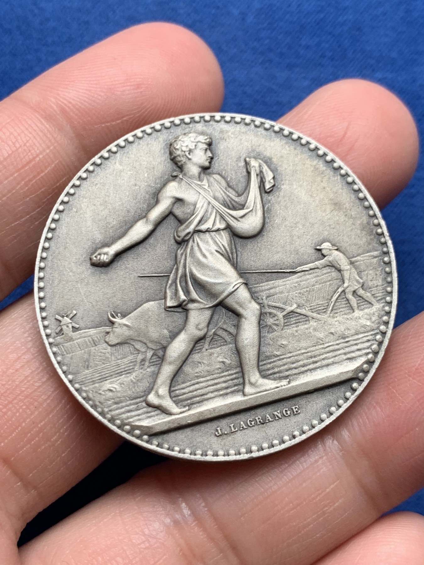 《竞宝斋》第250场-周日，周一 ，周二3场连拍 (全场包邮) 法国农业、园艺、渔业和狩猎协会银章，36.53克，直径40.6毫米，边铭只看到ARGENT，猜测是丰饶角，盒子不能开合