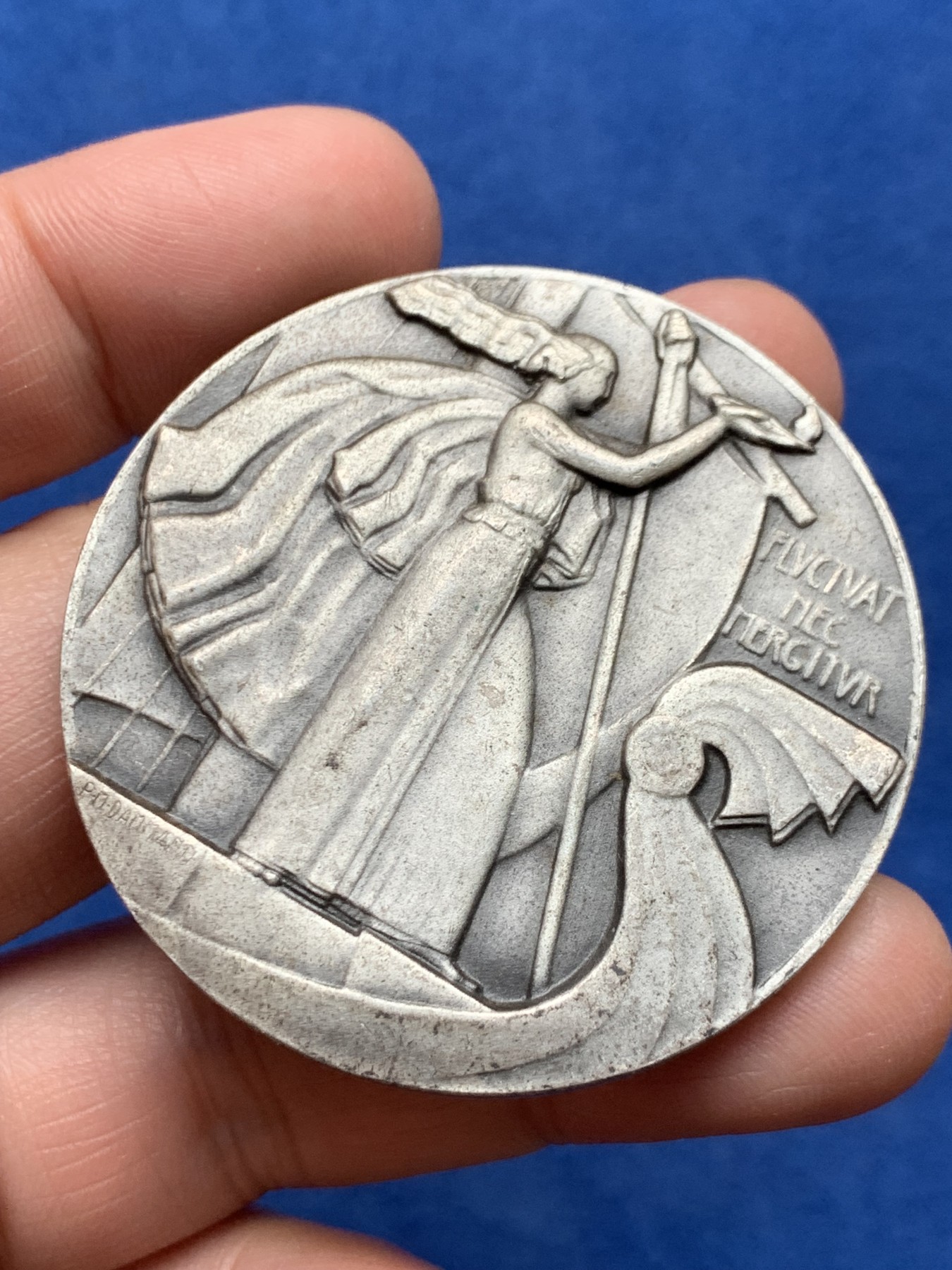 《竞宝斋》第250场-周日，周一 ，周二3场连拍 (全场包邮) 法国巴黎市议会镀银铜章，55.01g，50.2mm，边铭：三角形+铜标