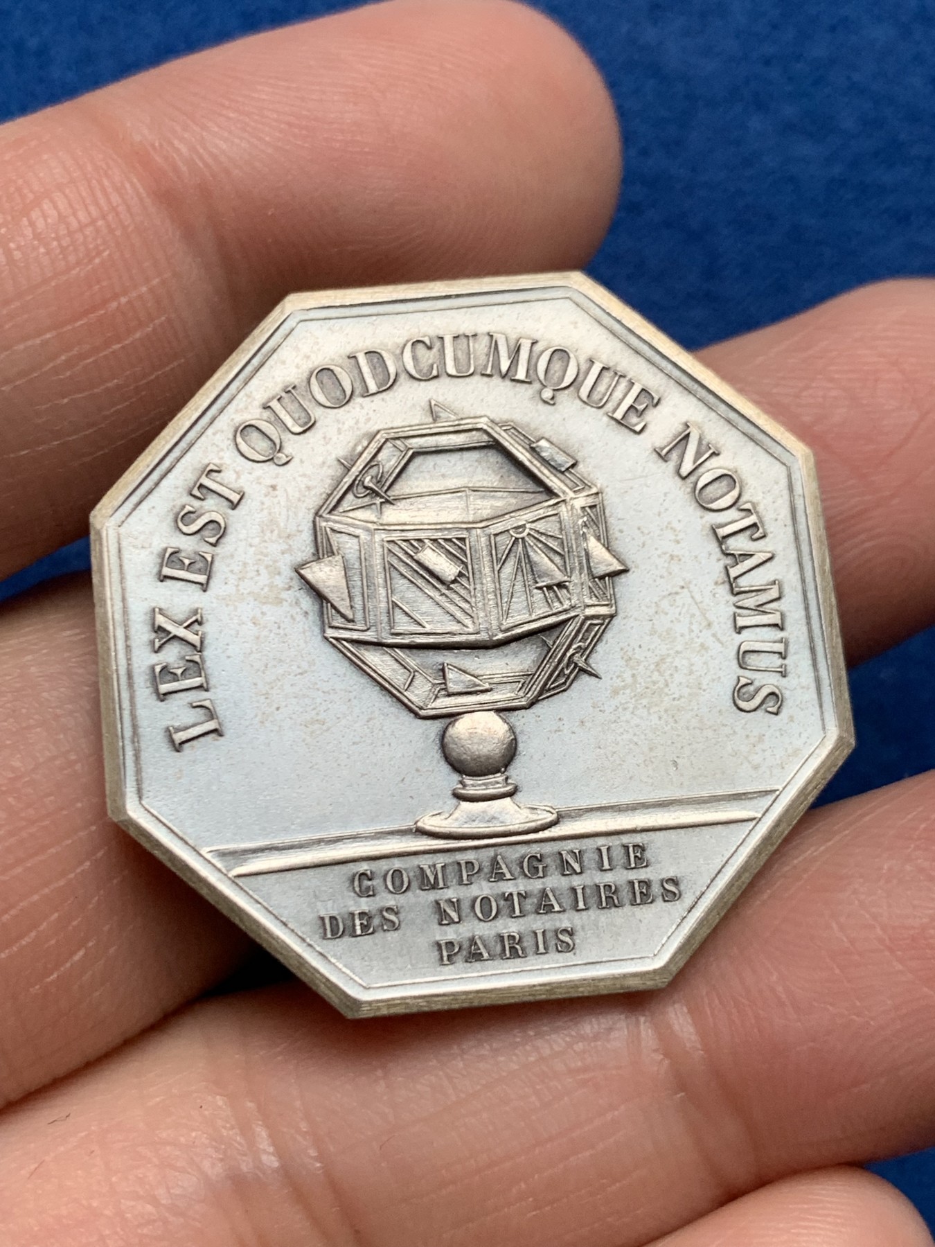 《竞宝斋》第250场-周日，周一 ，周二3场连拍 (全场包邮) 法国1976年巴黎公证人八角银章，19.49g，33mm，丰饶角1带星边铭，这种边铭含银0.925