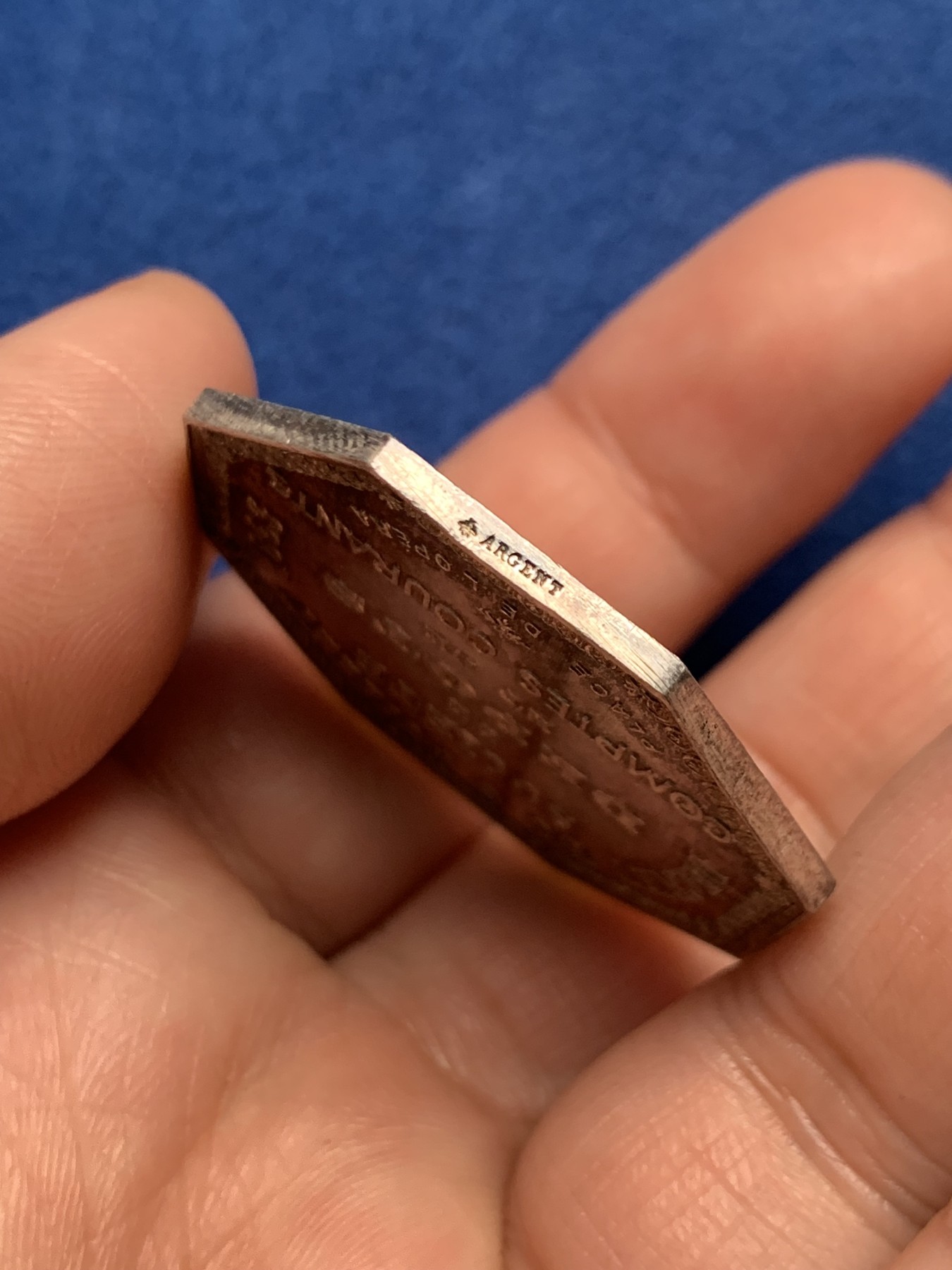 《竞宝斋》第250场-周日，周一 ，周二3场连拍 (全场包邮) 法国1863年存款和活期账户公司八角银代币，巴黎歌剧院建筑，重22.94克，对边直径37.7毫米，蜜蜂边铭，尺寸大，磨损少，好品难得