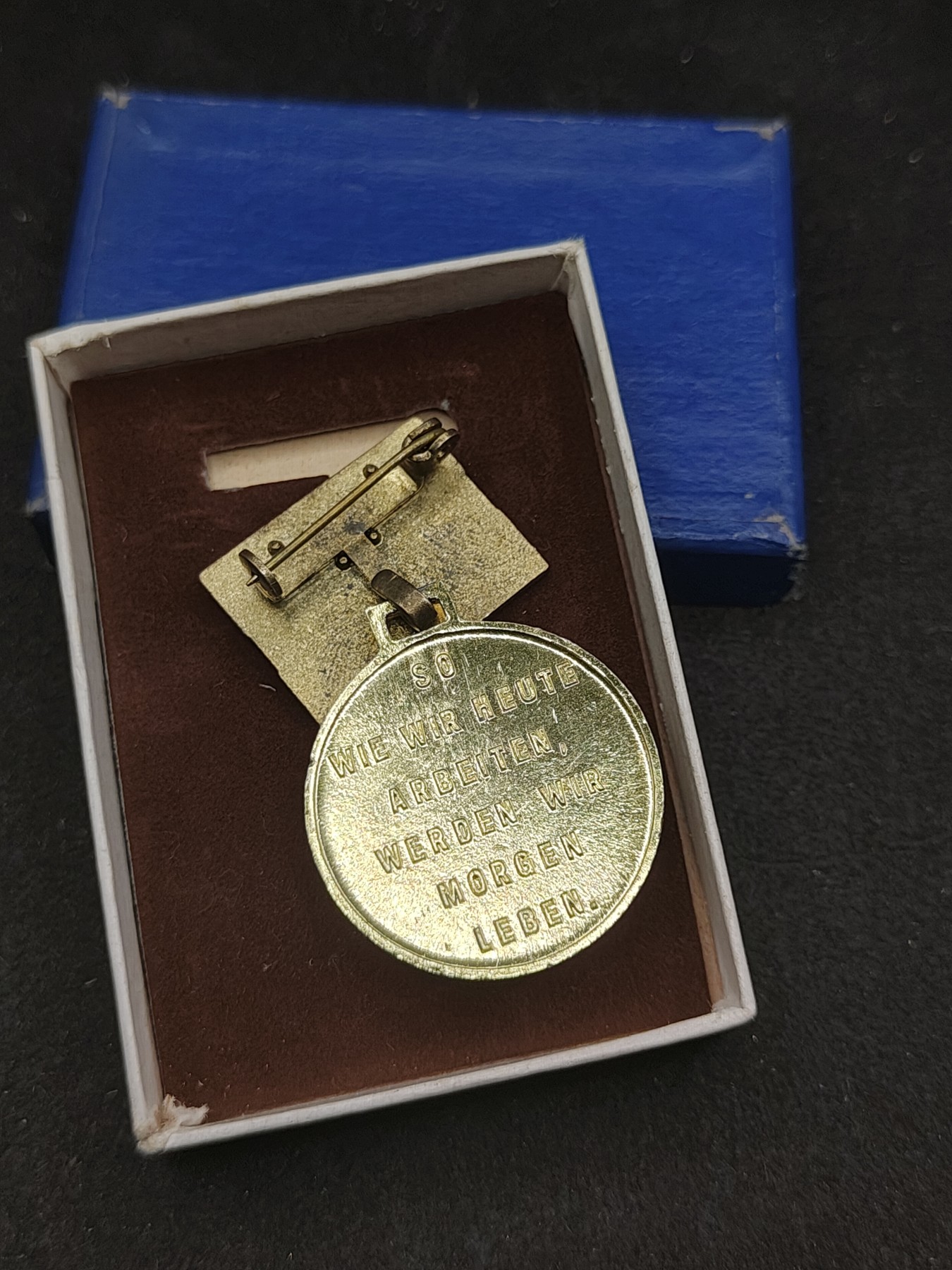 全场0元起拍 第140期 咸鱼国勋章拍卖专场 3月20日（周三）下午6：00开始 东德七年计划积极份子奖章 带盒 珐琅上挂