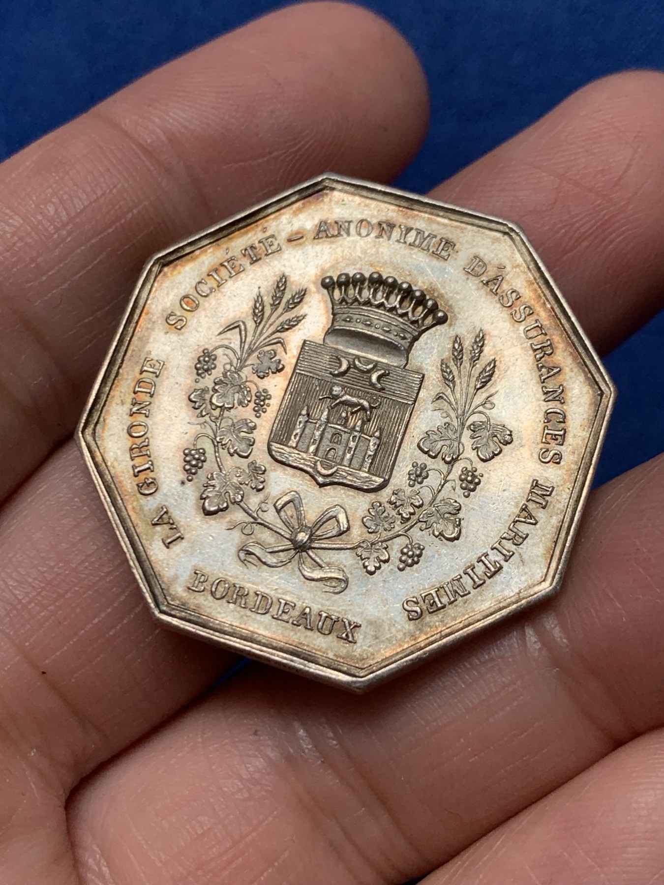 《竞宝斋》第250场-周日，周一 ，周二3场连拍 (全场包邮) 法国拉吉伦特省波尔多海上保险公司八角银代币，高浮雕科尔杜安灯塔，18.76g，34.6mm，手指边铭