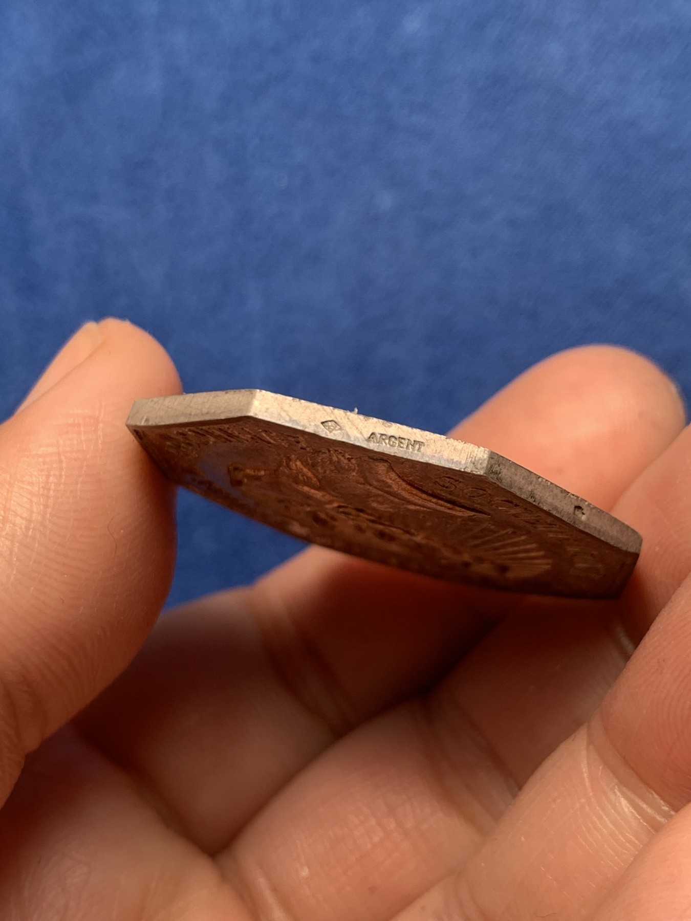 《竞宝斋》第250场-周日，周一 ，周二3场连拍 (全场包邮) 法国反盗猎协会八角银质代币，猎人保护神圣休伯特的雄鹿，20.75g，36.3mm，菱形+ARGENT银标，含银95%