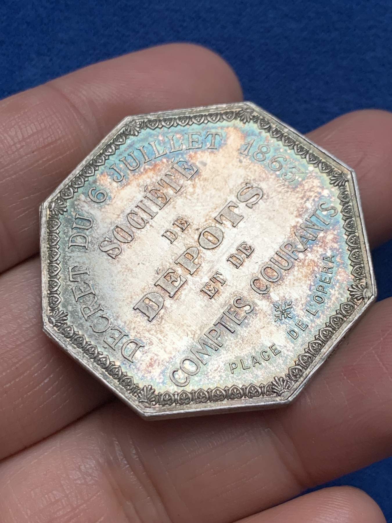 《竞宝斋》第250场-周日，周一 ，周二3场连拍 (全场包邮) 法国1863年存款和活期账户公司八角银代币，巴黎歌剧院建筑，重22.94克，对边直径37.7毫米，蜜蜂边铭，尺寸大，磨损少，好品难得