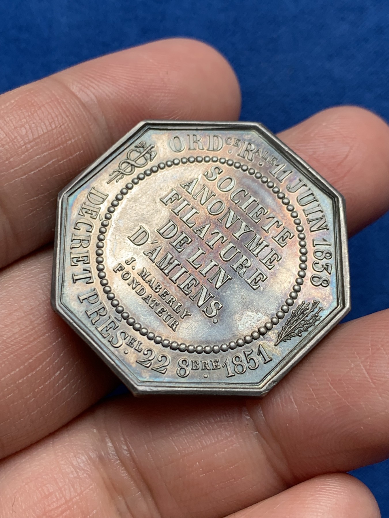《竞宝斋》第250场-周日，周一 ，周二3场连拍 (全场包邮) 法国1851年八角银质代币，亚眠城镇亚麻纺纱，19.19g，34.3mm，手指边铭