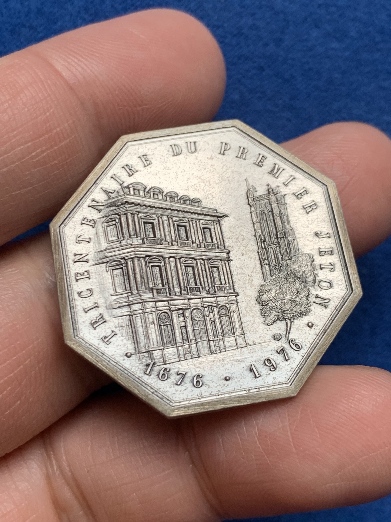 《竞宝斋》第250场-周日，周一 ，周二3场连拍 (全场包邮) 法国1976年巴黎公证人八角银章，19.49g，33mm，丰饶角1带星边铭，这种边铭含银0.925