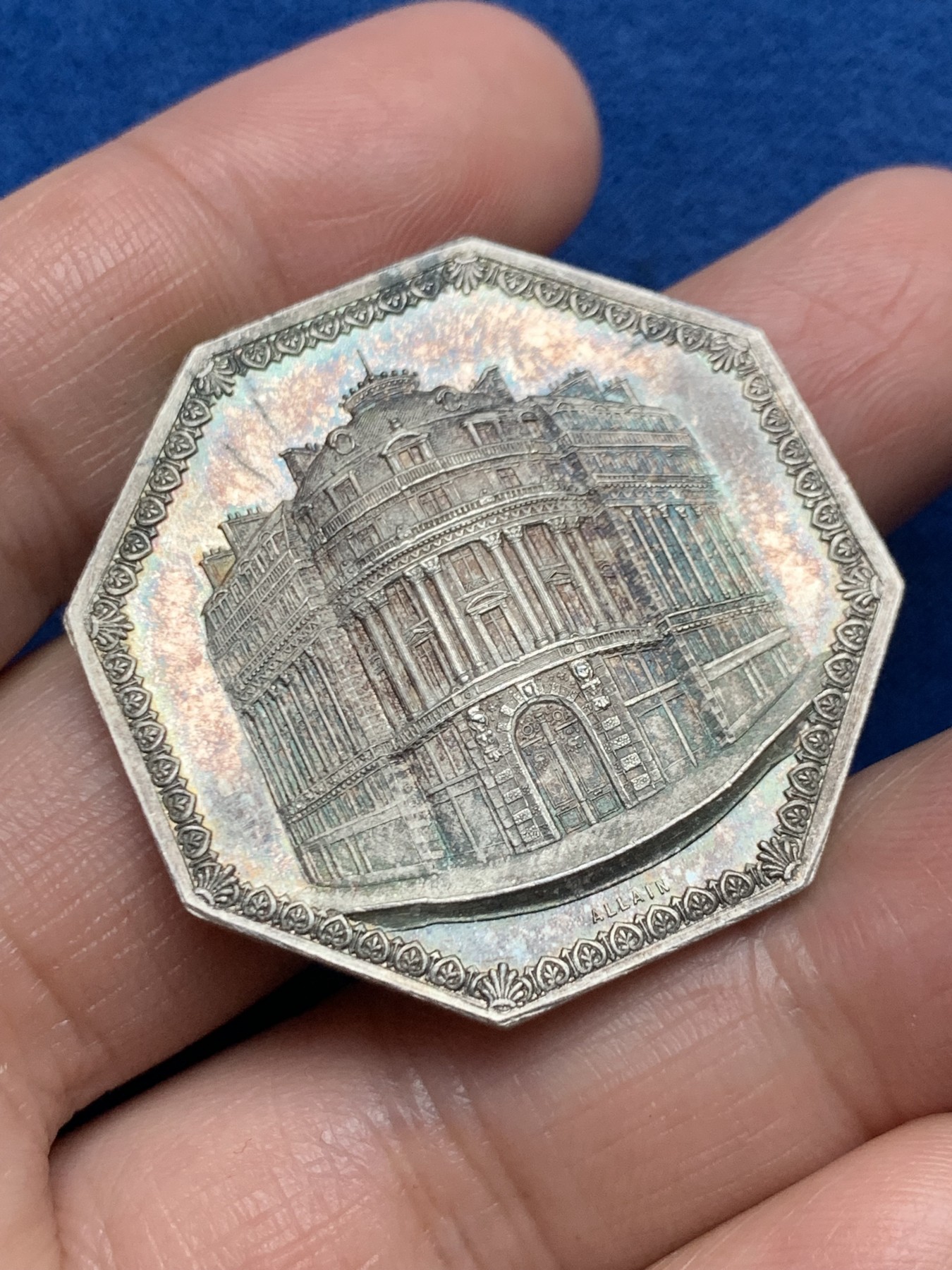 《竞宝斋》第250场-周日，周一 ，周二3场连拍 (全场包邮) 法国1863年存款和活期账户公司八角银代币，巴黎歌剧院建筑，重22.94克，对边直径37.7毫米，蜜蜂边铭，尺寸大，磨损少，好品难得