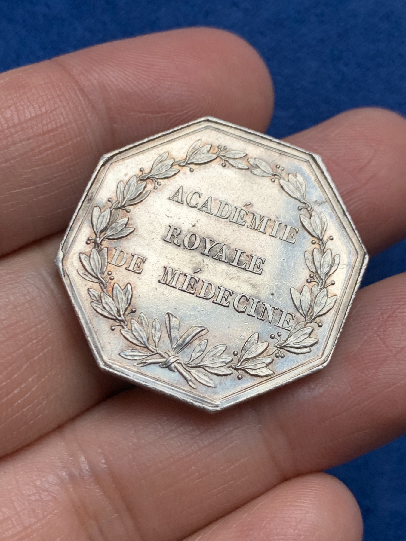 《竞宝斋》第250场-周日，周一 ，周二3场连拍 (全场包邮) 法国八角银章，皇家医学院，13.83g，30.4mm，1832年以前无边铭