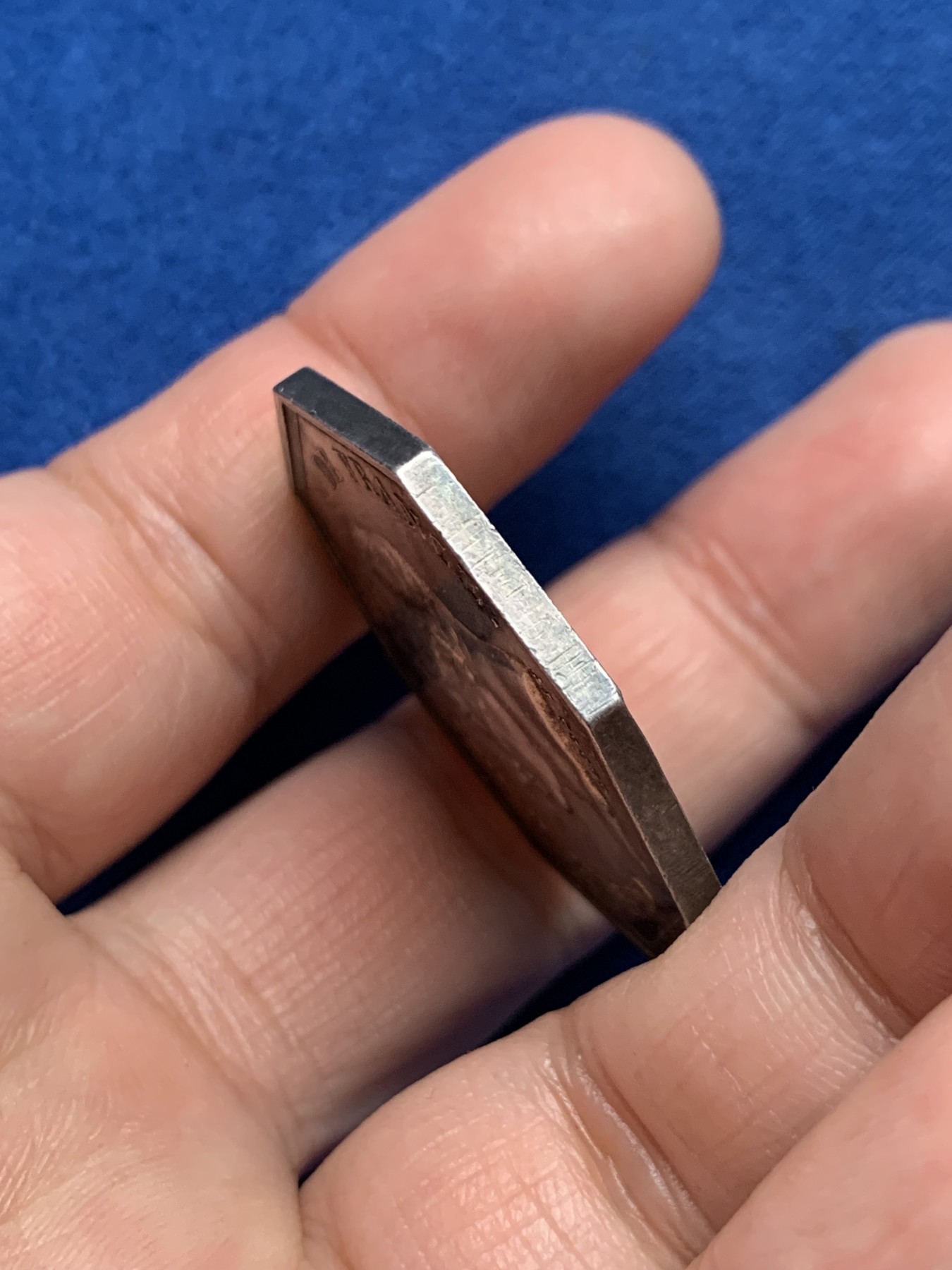 《竞宝斋》第250场-周日，周一 ，周二3场连拍 (全场包邮) 法国海外省份瓜德鲁普银行八角银代币，背面细节丰富，五彩环绕，非常罕见的八角，17.69g，35.7mm，早期无边铭