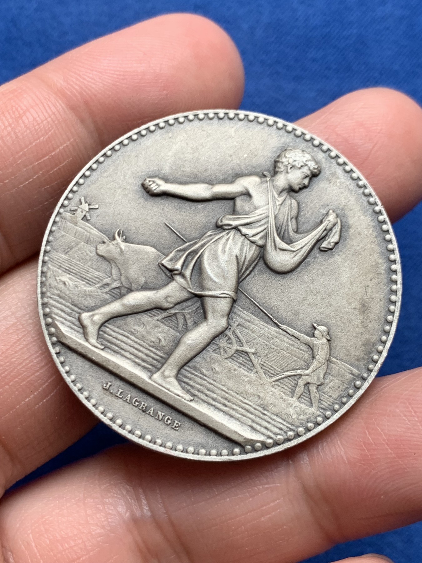 《竞宝斋》第250场-周日，周一 ，周二3场连拍 (全场包邮) 法国农业、园艺、渔业和狩猎协会银章，36.53克，直径40.6毫米，边铭只看到ARGENT，猜测是丰饶角，盒子不能开合