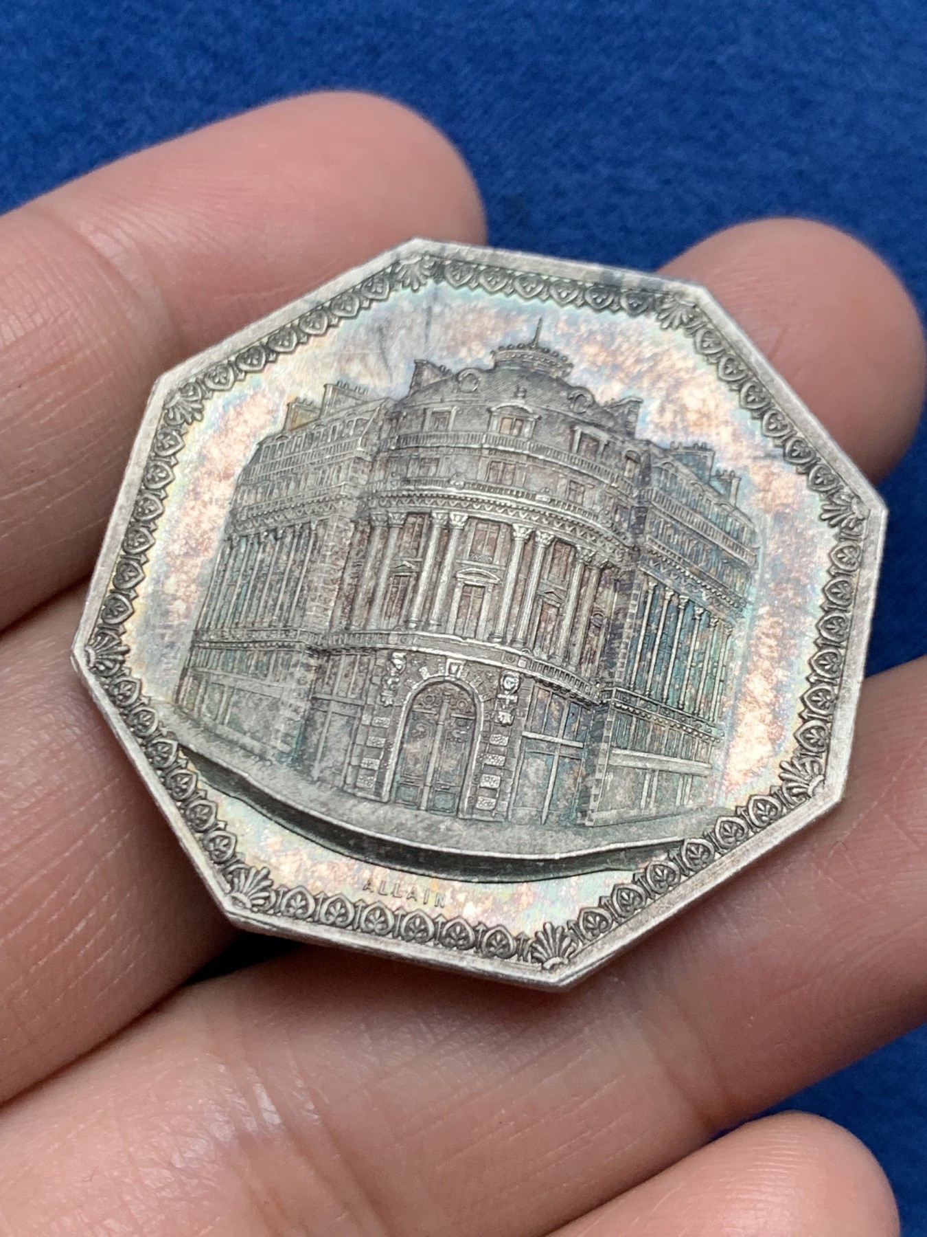 《竞宝斋》第250场-周日，周一 ，周二3场连拍 (全场包邮) 法国1863年存款和活期账户公司八角银代币，巴黎歌剧院建筑，重22.94克，对边直径37.7毫米，蜜蜂边铭，尺寸大，磨损少，好品难得