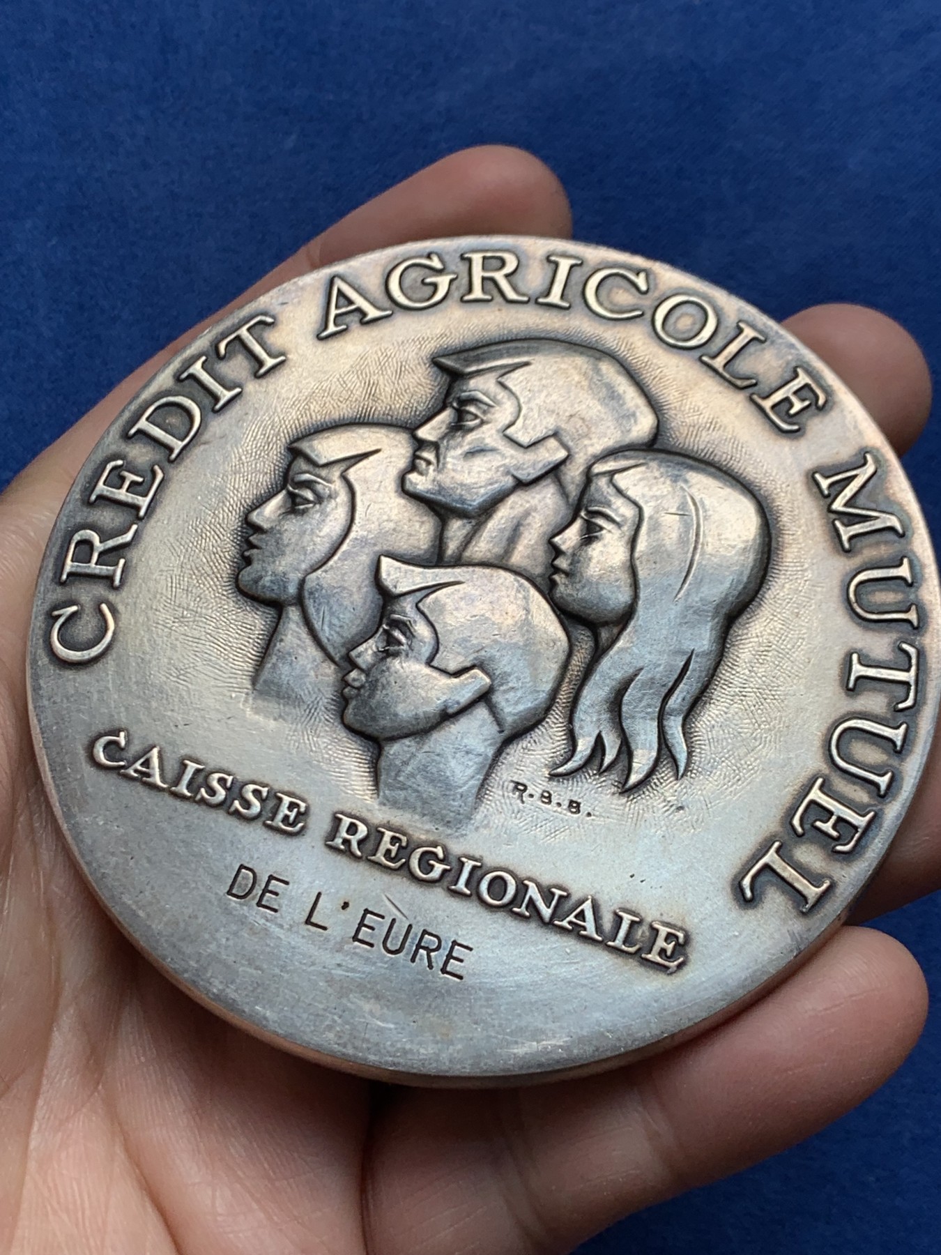 《竞宝斋》第250场-周日，周一 ，周二3场连拍 (全场包邮) 法国欧洲农业互助信贷银行镀银铜章，291.81g，82mm，丰饶角铜标边铭