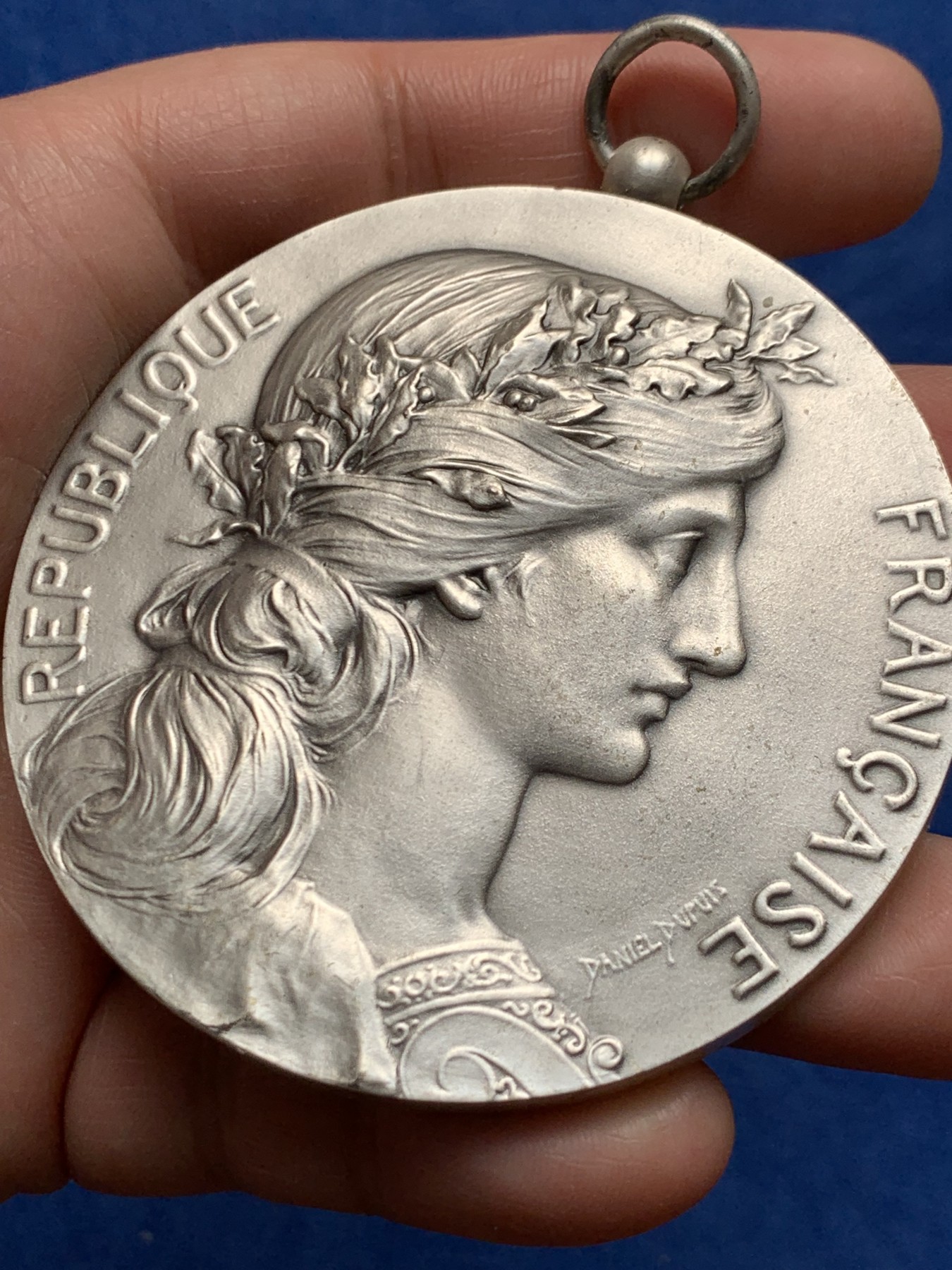 《竞宝斋》第250场-周日，周一 ，周二3场连拍 (全场包邮) 法国玛丽安娜单面镀银铜章，177.68g，68.2mm，边铭：丰饶角+铜标