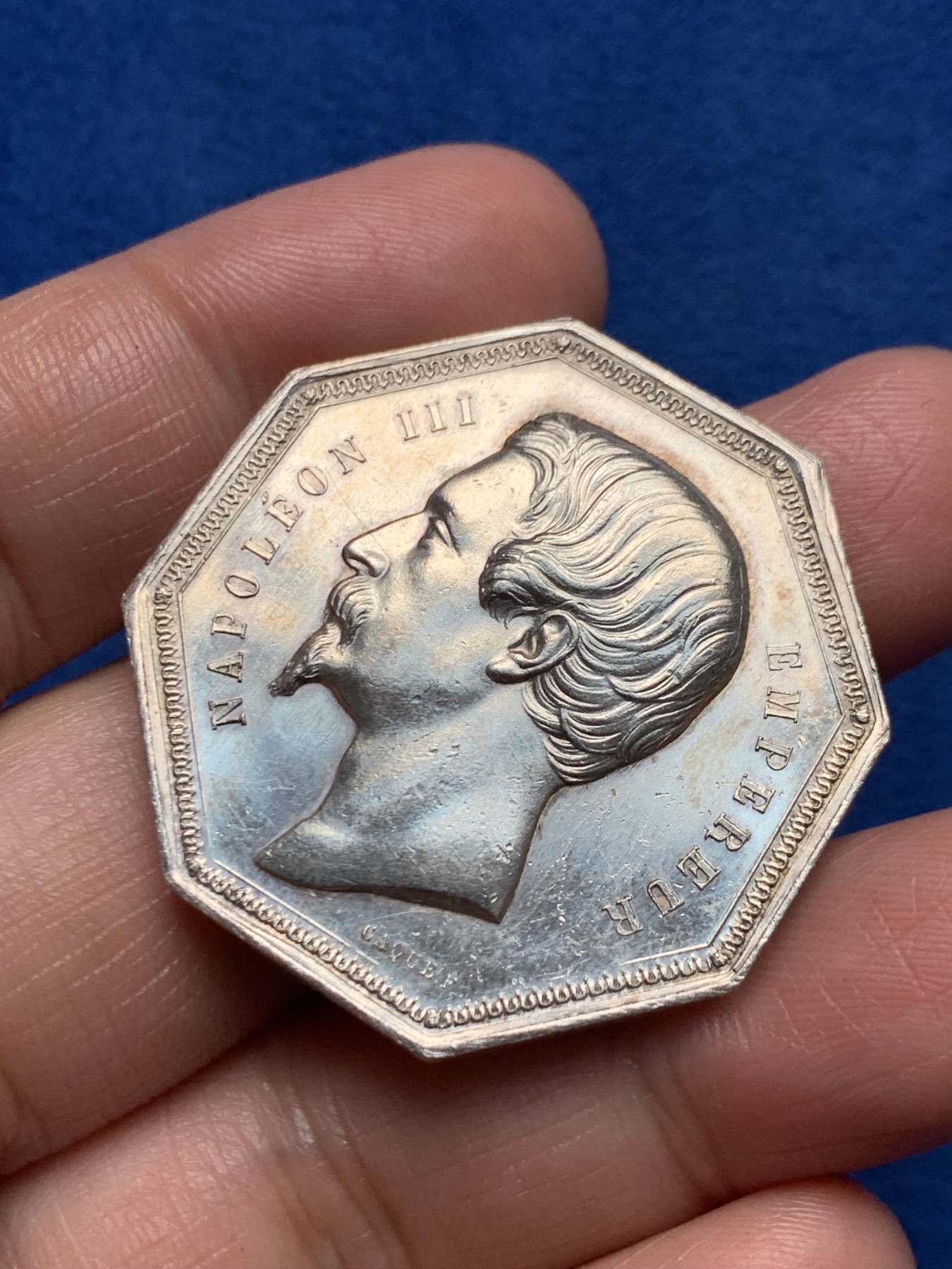 《竞宝斋》第250场-周日，周一 ，周二3场连拍 (全场包邮) 法国1853年拿破仑三世巴黎股票证券交易所八角银质代币，商业之神墨丘利在交易所建筑前，22.71g，36.8mm，蜜蜂边铭