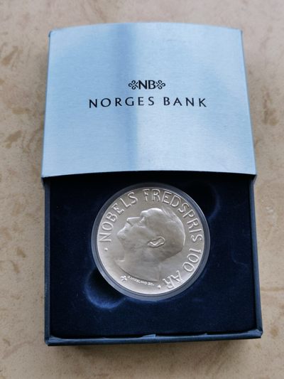 道一币馆币章第四十五场 - 原盒 挪威2001年诺贝尔奖百年100克朗纪念银币