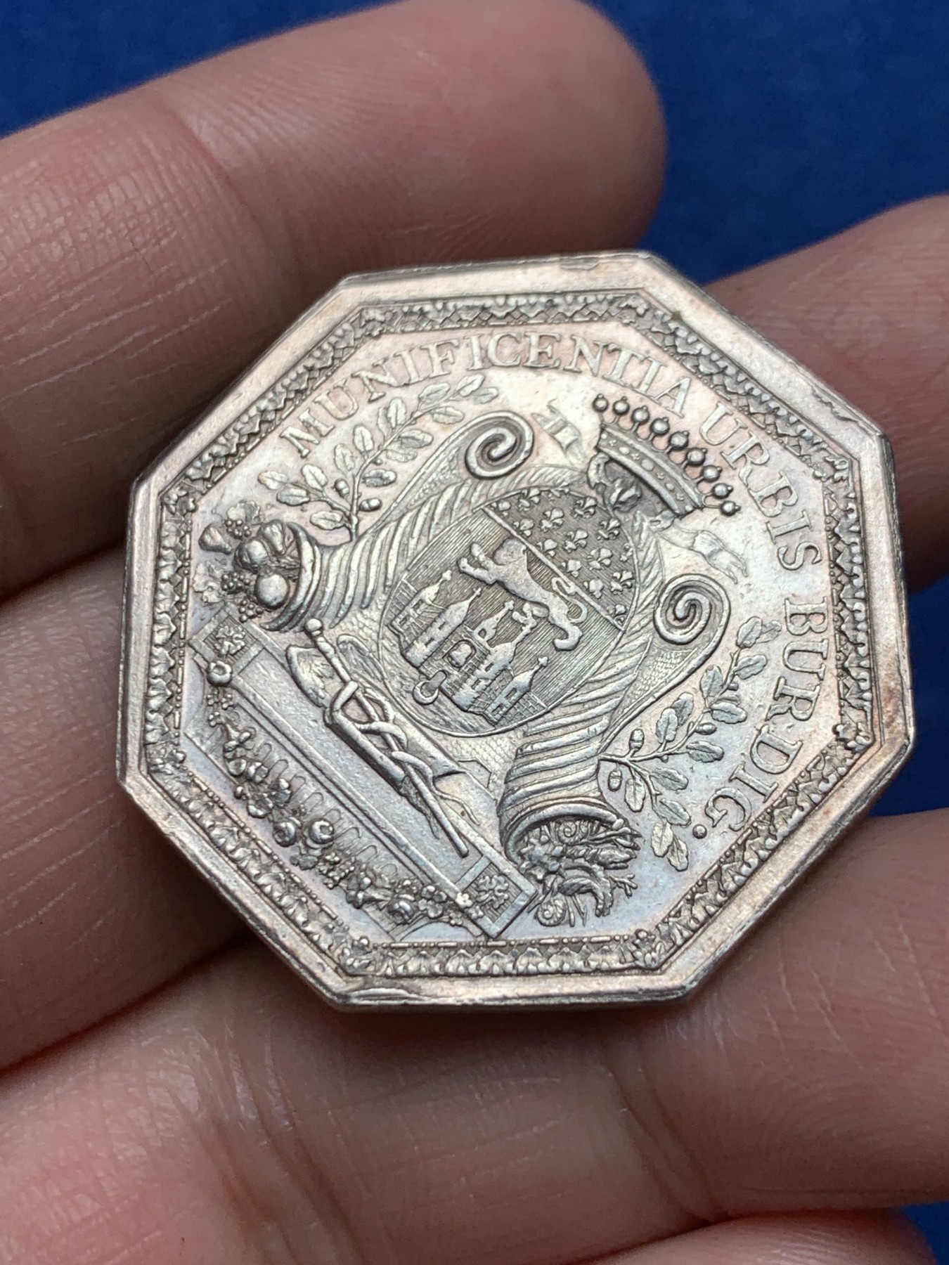 《竞宝斋》第250场-周日，周一 ，周二3场连拍 (全场包邮) 法国十八世纪路易十六波尔多市八角银jeton，16.65g，34mm，早期无边铭