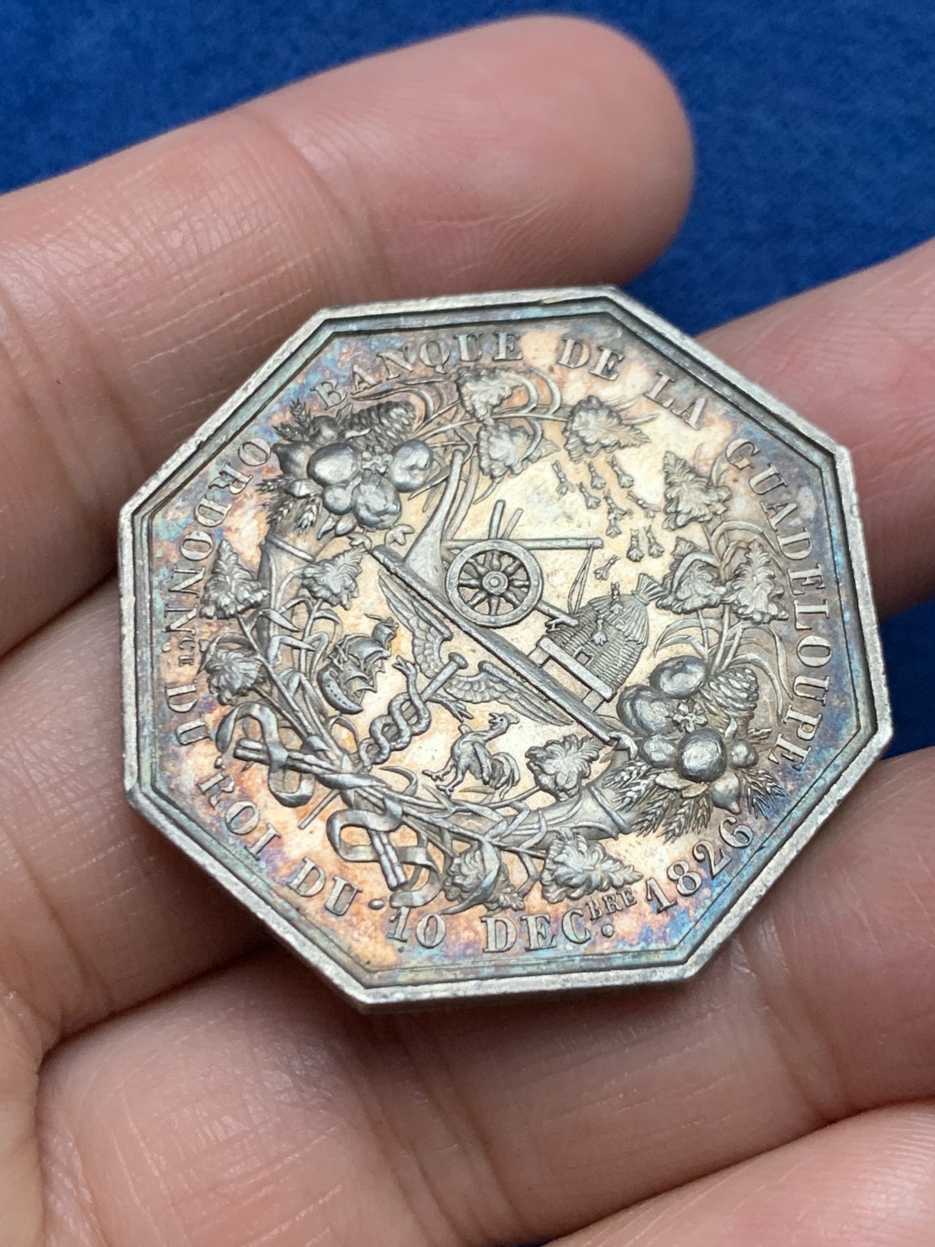 《竞宝斋》第250场-周日，周一 ，周二3场连拍 (全场包邮) 法国海外省份瓜德鲁普银行八角银代币，背面细节丰富，五彩环绕，非常罕见的八角，17.69g，35.7mm，早期无边铭