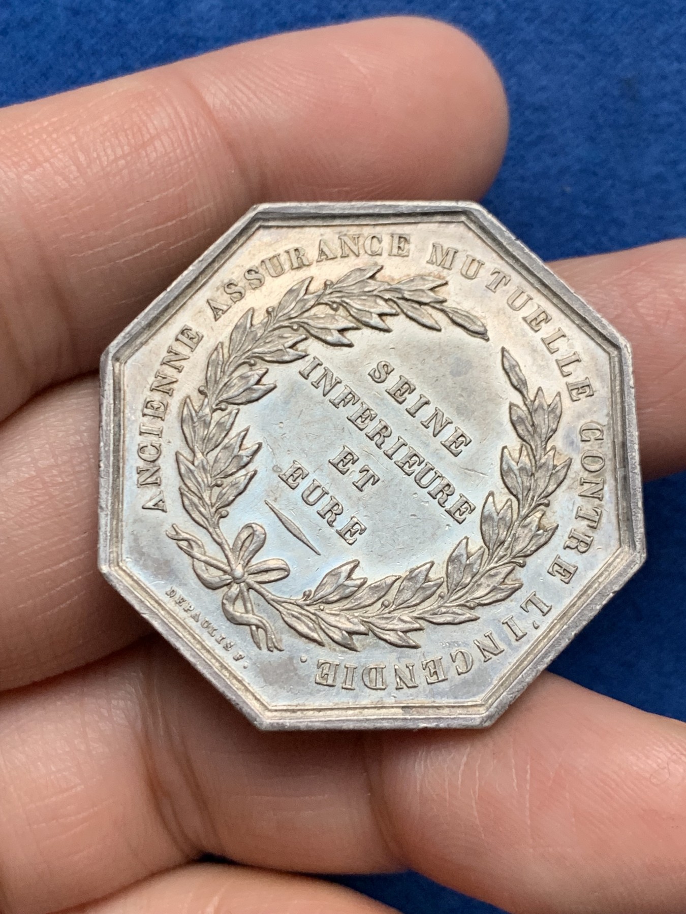 《竞宝斋》第250场-周日，周一 ，周二3场连拍 (全场包邮) 法国八角银质jeton，大版凤凰，塞纳河火灾保险公司，22.97g，36.3mm，蜜蜂边铭