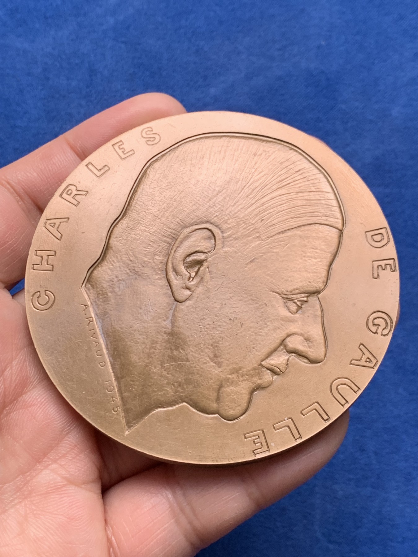 《竞宝斋》第250场-周日，周一 ，周二3场连拍 (全场包邮) 法国1970年戴高乐总统纪念铜章，171.32g，72mm，丰饶角铜标边铭