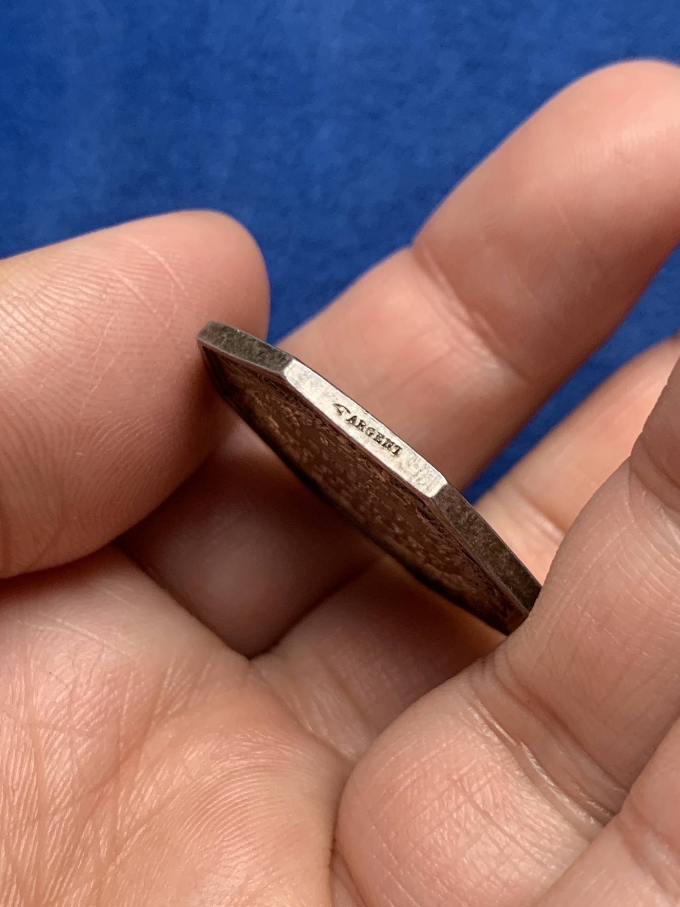 《竞宝斋》第250场-周日，周一 ，周二3场连拍 (全场包邮) 法国里尔储蓄银行八角银质代币，重14.22g，对边直径29.7mm，手指边铭