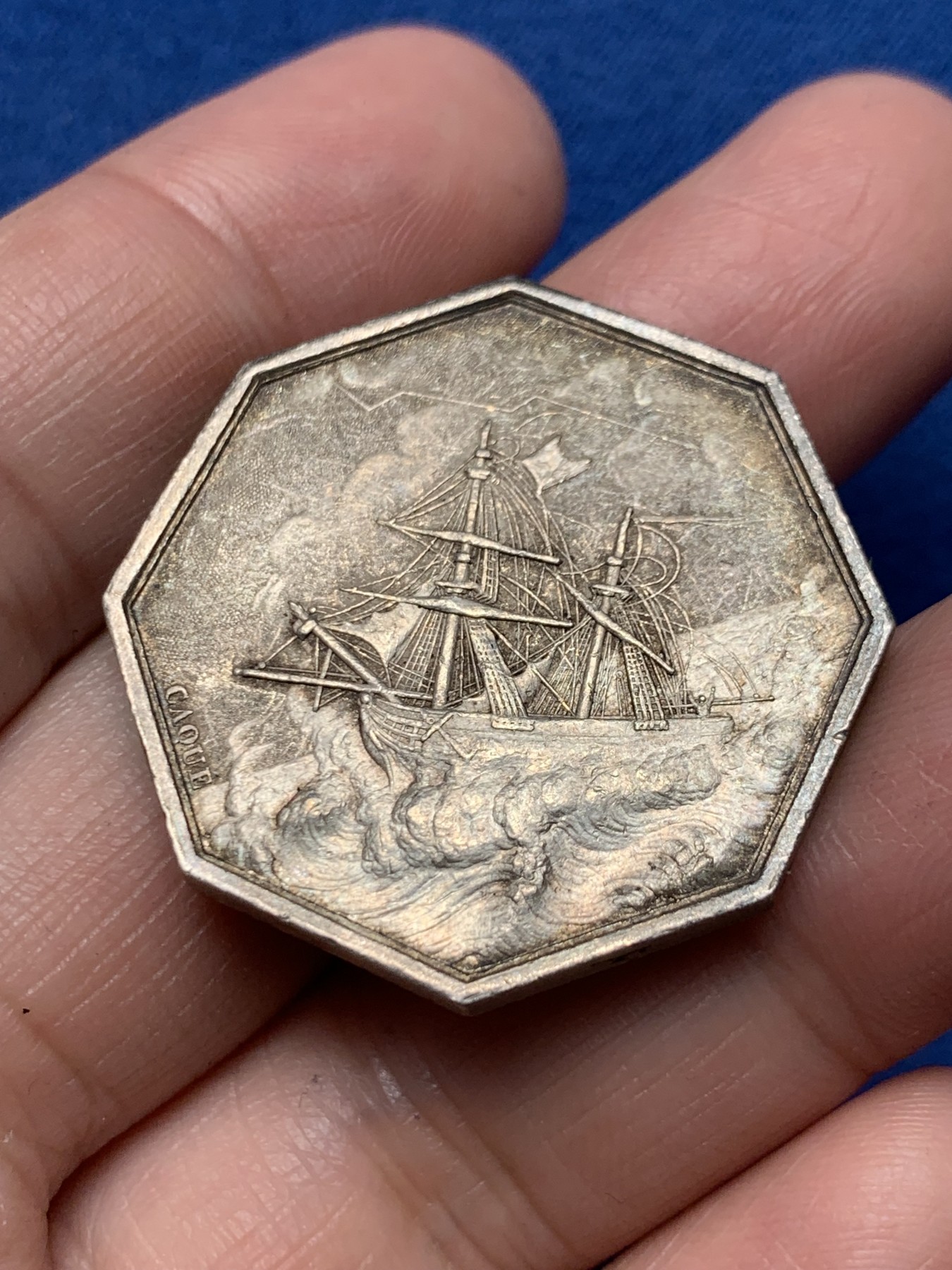 《竞宝斋》第250场-周日，周一 ，周二3场连拍 (全场包邮) 法国海上保险与贷款公司八角银jeton，彩虹包浆与海上梳洗的梅卢辛相得益彰，17.38克，33.3毫米，1832-1841油灯边铭