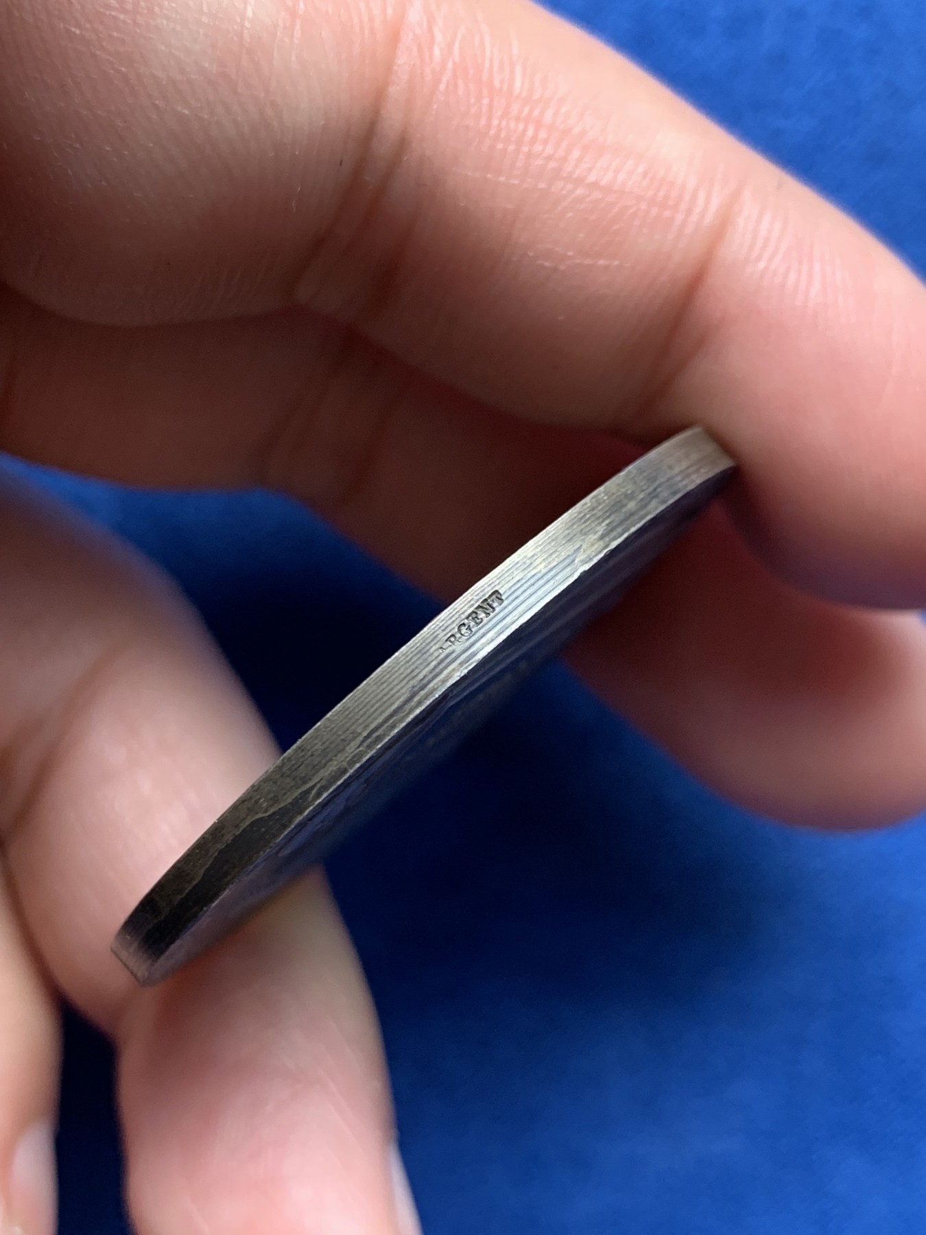 《竞宝斋》第250场-周日，周一 ，周二3场连拍 (全场包邮) 法国农业、园艺、渔业和狩猎协会银章，36.53克，直径40.6毫米，边铭只看到ARGENT，猜测是丰饶角，盒子不能开合