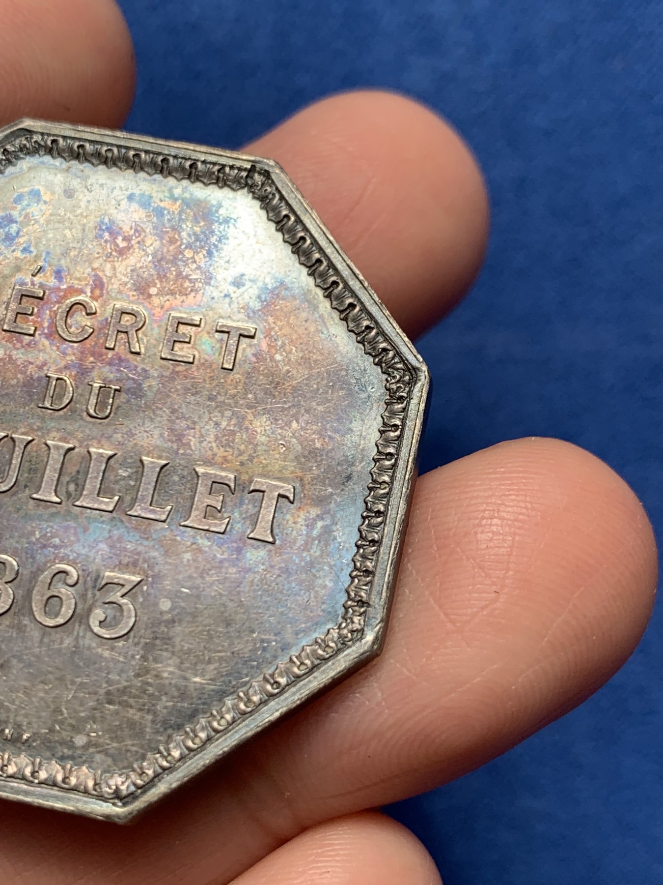 《竞宝斋》第250场-周日，周一 ，周二3场连拍 (全场包邮) 法国1863年存款和活期账户公司八角银代币，和歌剧院建筑八角同公司，21.15g，37.3mm，蜜蜂边铭