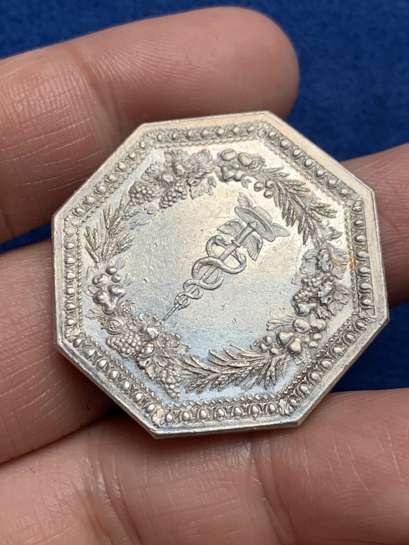 《竞宝斋》第250场-周日，周一 ，周二3场连拍 (全场包邮) 法国JETON银质八角，1776年巴黎储蓄银行，19.09g，34.5mm，1832年之前无边铭