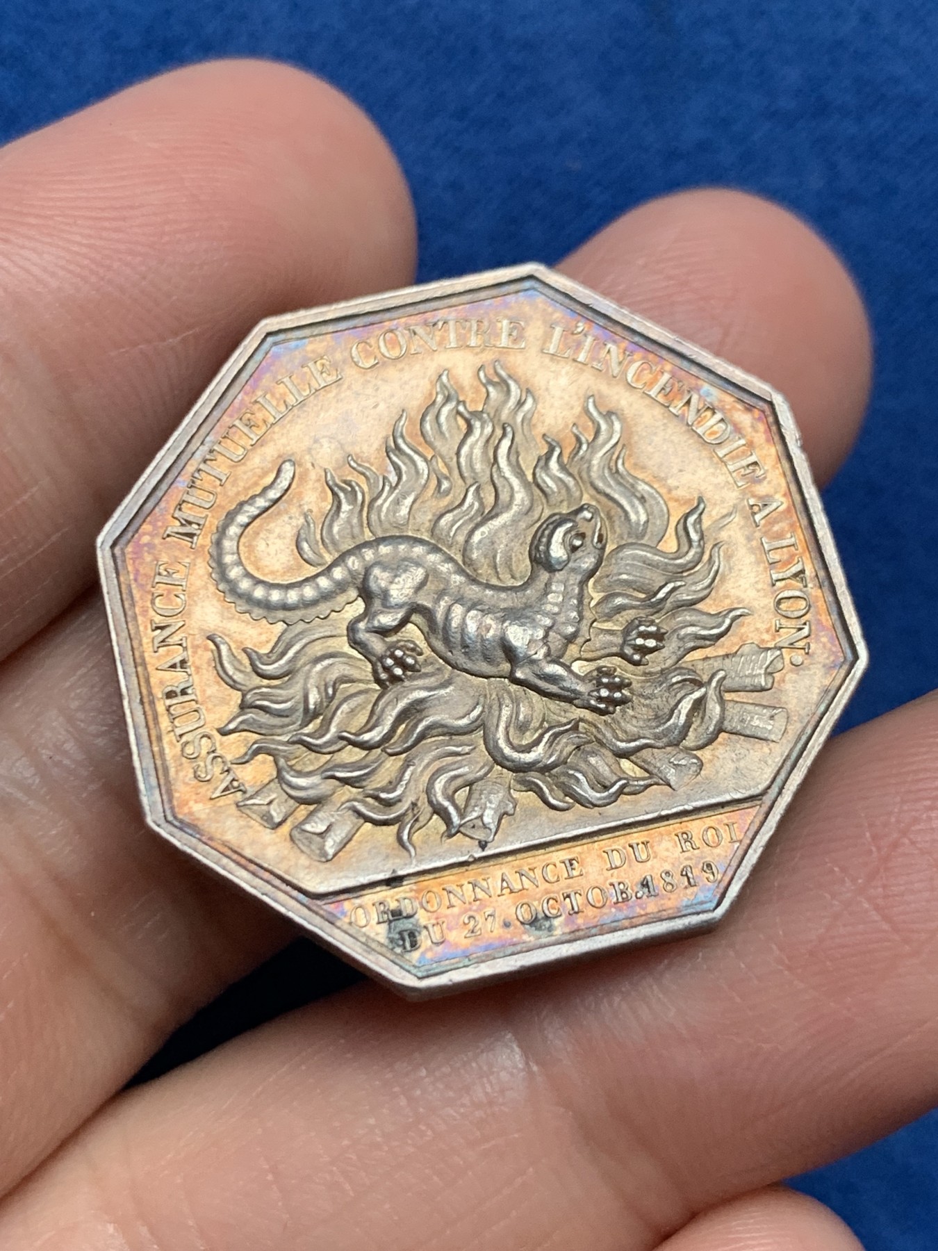 《竞宝斋》第250场-周日，周一 ，周二3场连拍 (全场包邮) 法国八角银章，1819年里昂火灾互助保险公司，非常少见的避火兽蝾螈，12.85g，30.2mm，早期光边原铸