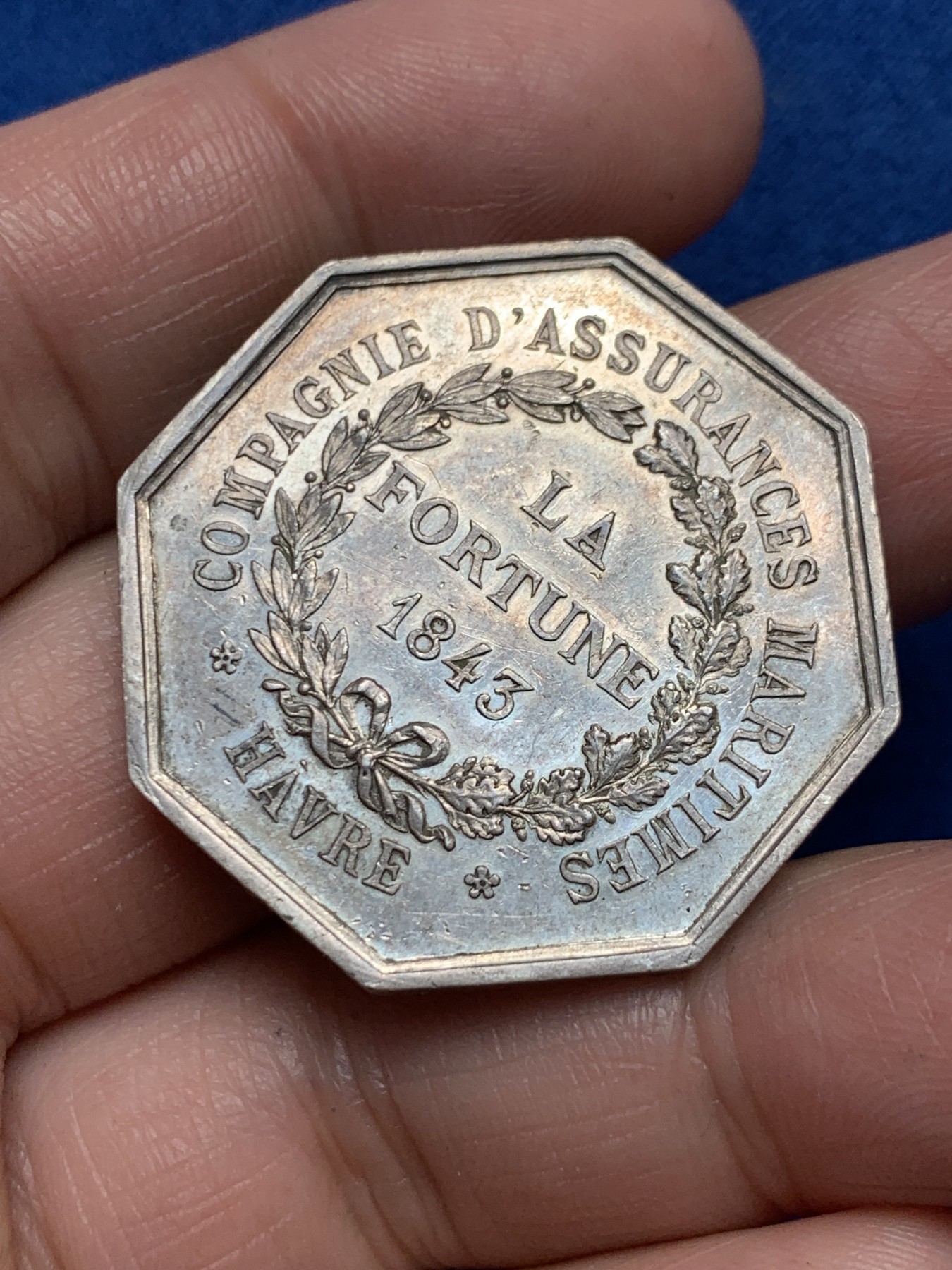 《竞宝斋》第250场-周日，周一 ，周二3场连拍 (全场包邮) 法国勒阿弗尔海上财富保险公司八角银代币，15.59g，34.3mm，1879年继蜜蜂边铭后仅铸一个月的烟斗边铭