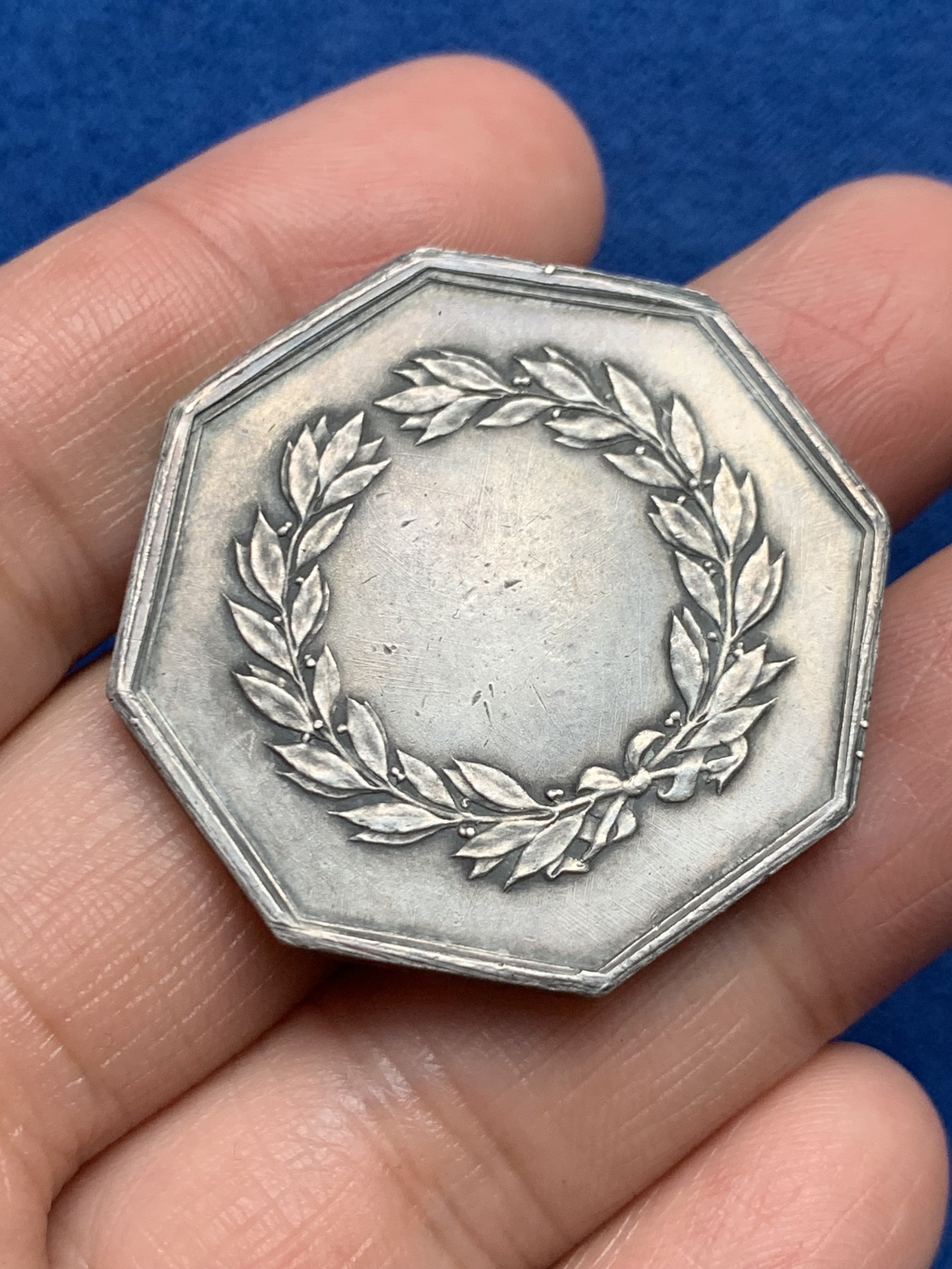 《竞宝斋》第250场-周日，周一 ，周二3场连拍 (全场包邮) 法国凤凰火灾保险公司八角银质jeton，23.53g，36.3mm，丰饶角边铭