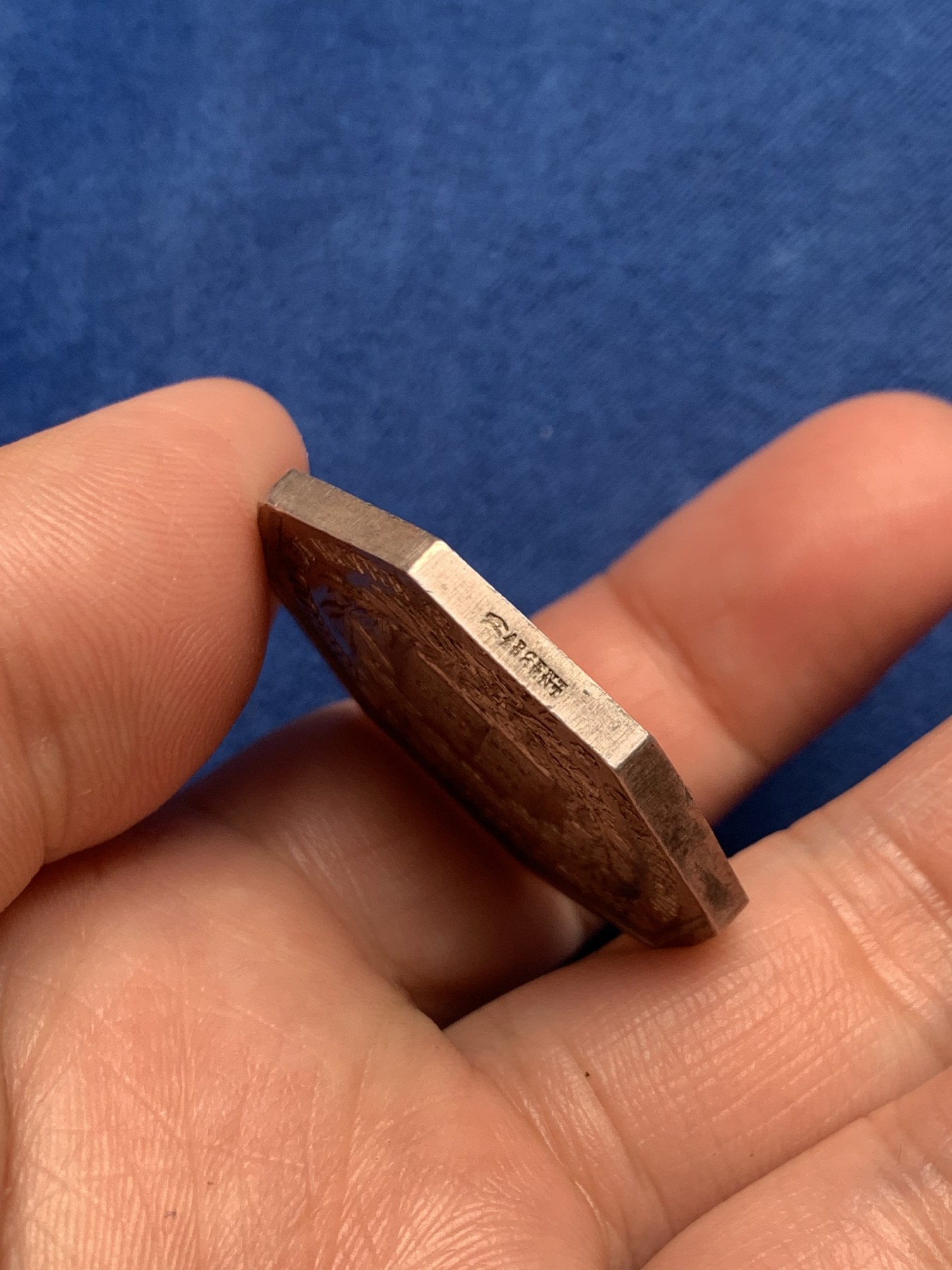 《竞宝斋》第250场-周日，周一 ，周二3场连拍 (全场包邮) 法国勒阿弗尔公证人八角银质jeton，圣路易与查理曼，20.31g，34mm，手指边铭